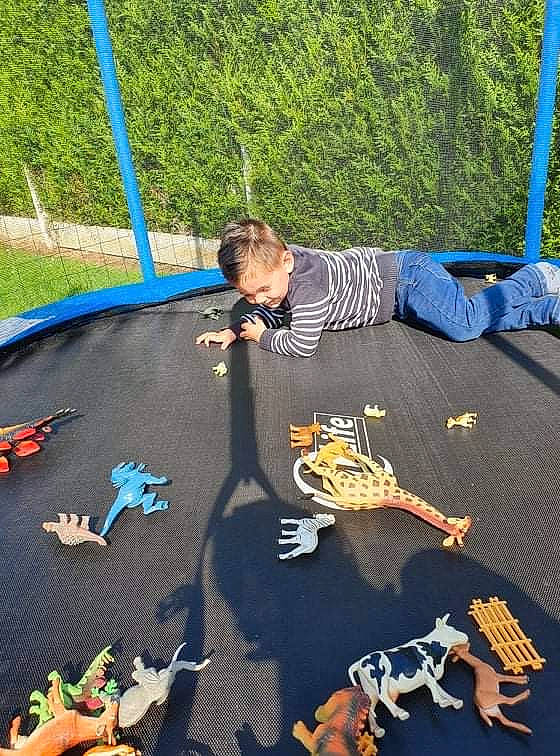 Kenzo a rejoint le concours — aidez-le/la à gagner de superbes lots ! art, black, blue, city, competition_event, electric_blue, flooring, fun, grass, leisure, person, play, public_space, recreation, rope, snapshot, t_shirt, trampoline, trampolining_equipment_and_supplies, tree