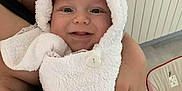 Liam a rejoint le concours — aidez-le/la à gagner de superbes lots ! baby, baby_rocker, closeup, comfort, cozy, cute, face, furniture, hand, hooded_towel, indoor, infant, newborn, person, portrait, radiator, skin, smile, towel, warmth