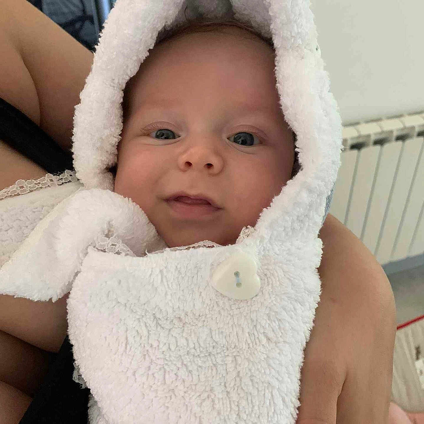 Liam a rejoint le concours — aidez-le/la à gagner de superbes lots ! arm, baby, button, cozy, cute, eyes, fabric, face, hand, hood, indoor, infant, person, portrait, skin, smile, soft, towel, warm, white