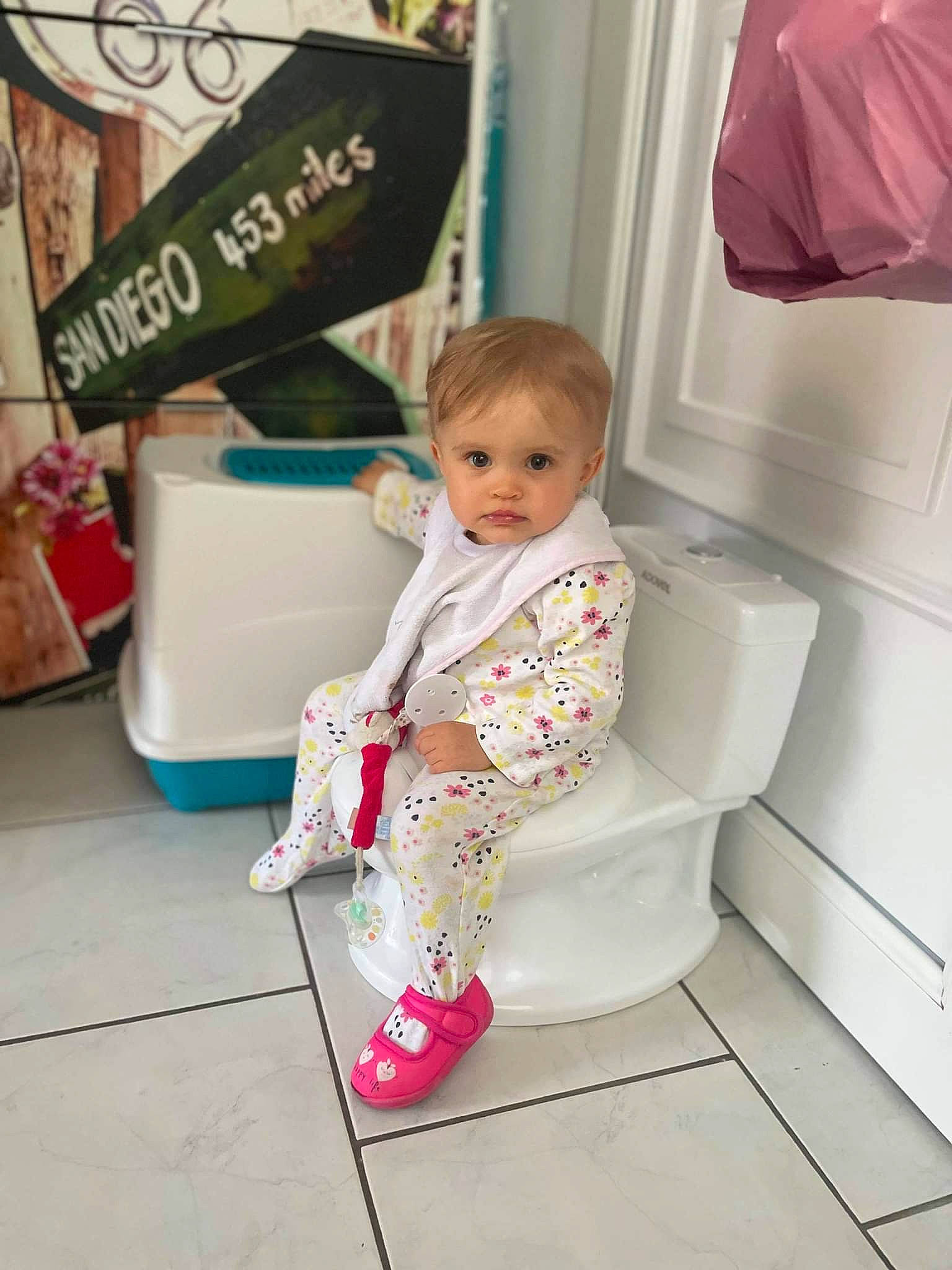 Camille participe au concours pour gagner de l'argent avec cette photo : baby, baby_toddler_clothing, child, comfort, curtain, design, floor, flooring, fun, household_supply, magenta, person, pink, product, room, sitting, sleeve, sneakers, sock, standing