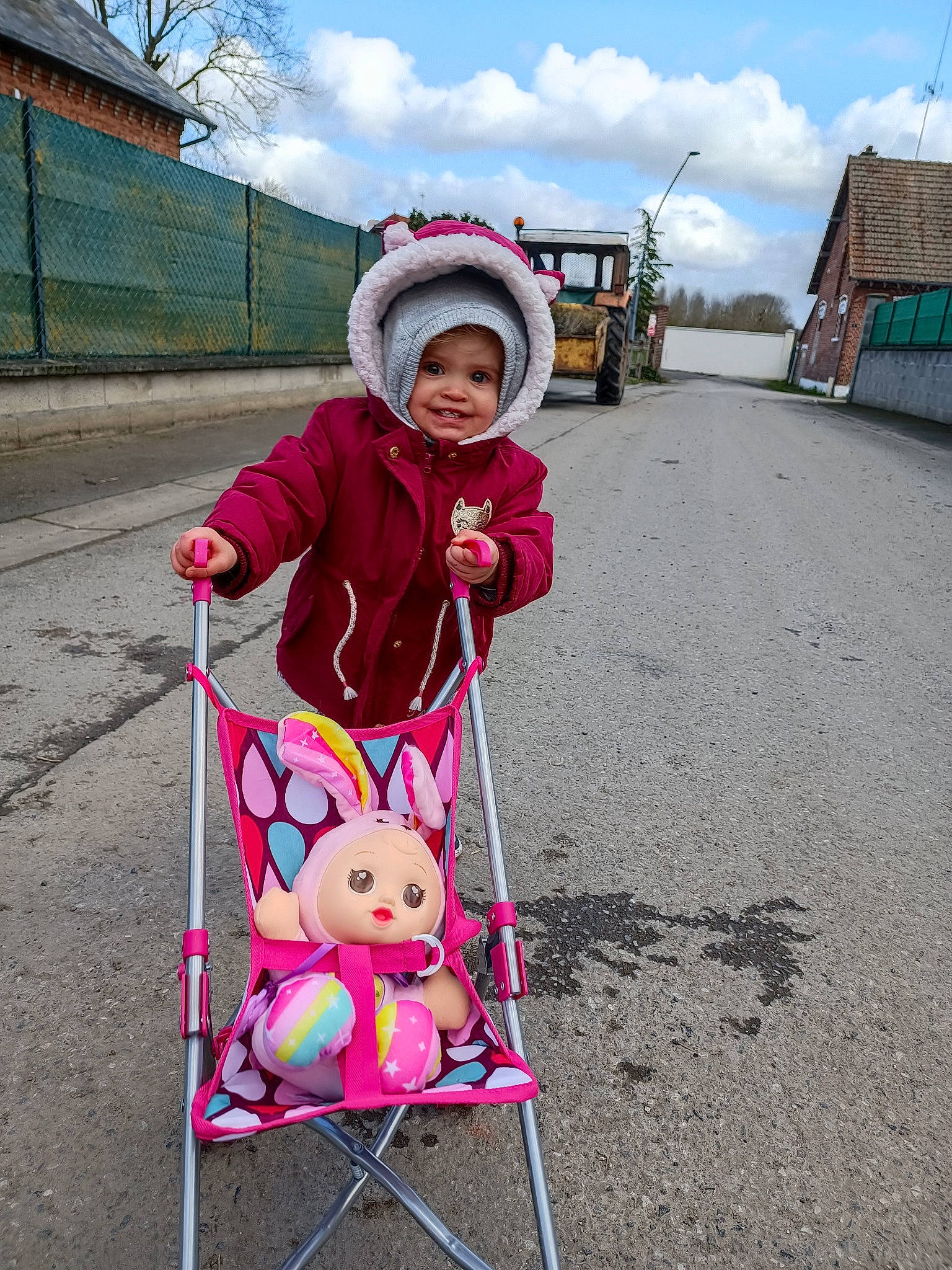 Camille a rejoint le concours — aidez-le/la à gagner de superbes lots ! baby, baby_carriage, baby_products, child, city, cloud, fun, hat, headwear, joy, leisure, magenta, people_in_nature, person, pink, recreation, sky, tire, toddler, travel