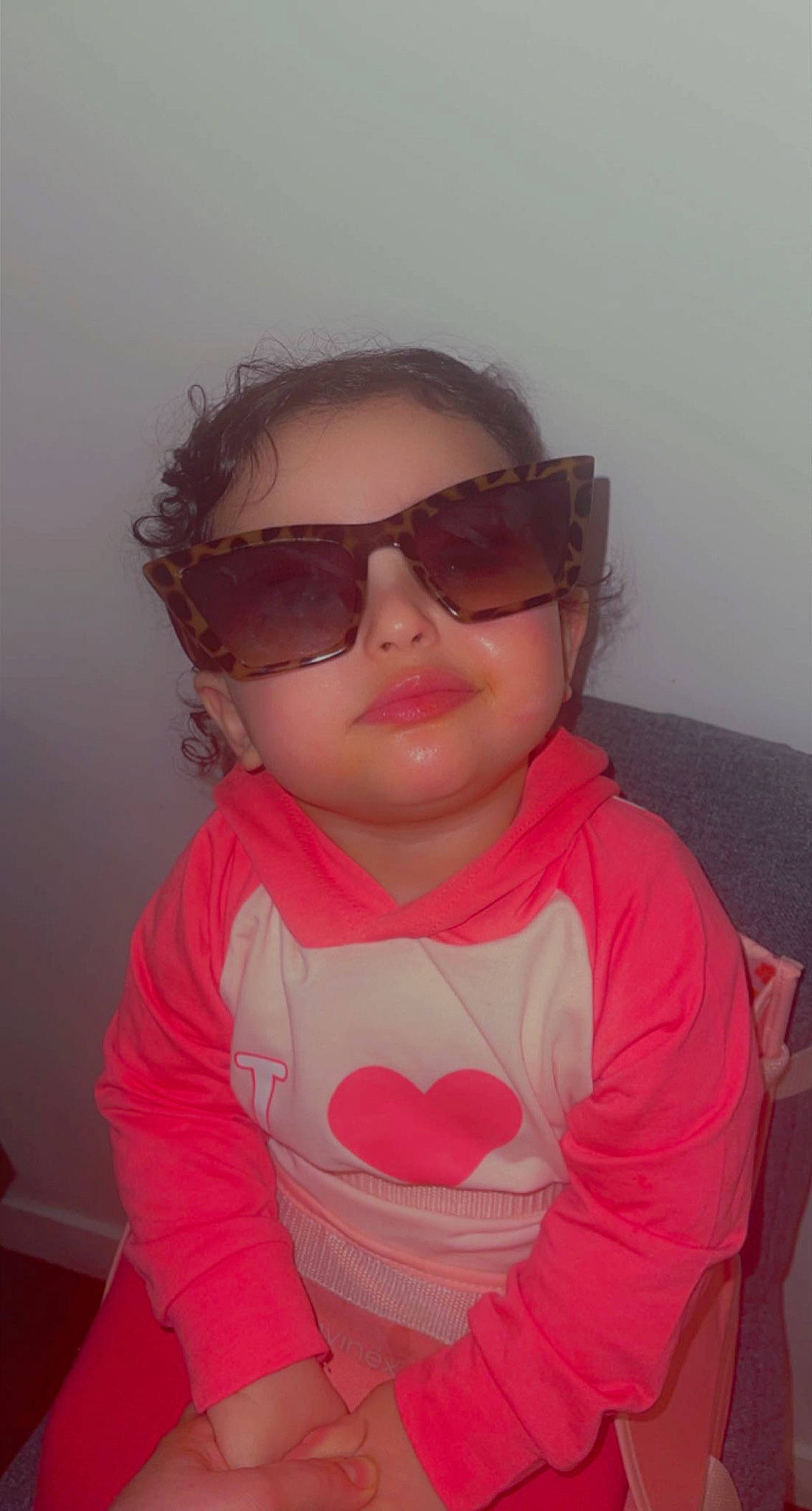 Mayssa a rejoint le concours — aidez-le/la à gagner de superbes lots ! baby_toddler_clothing, cheek, chin, eye, eye_glass_accessory, eyebrow, eyewear, facial_expression, glasses, goggles, hair, lip, mouth, neck, nose, outerwear, person, skin, sleeve, sunglasses