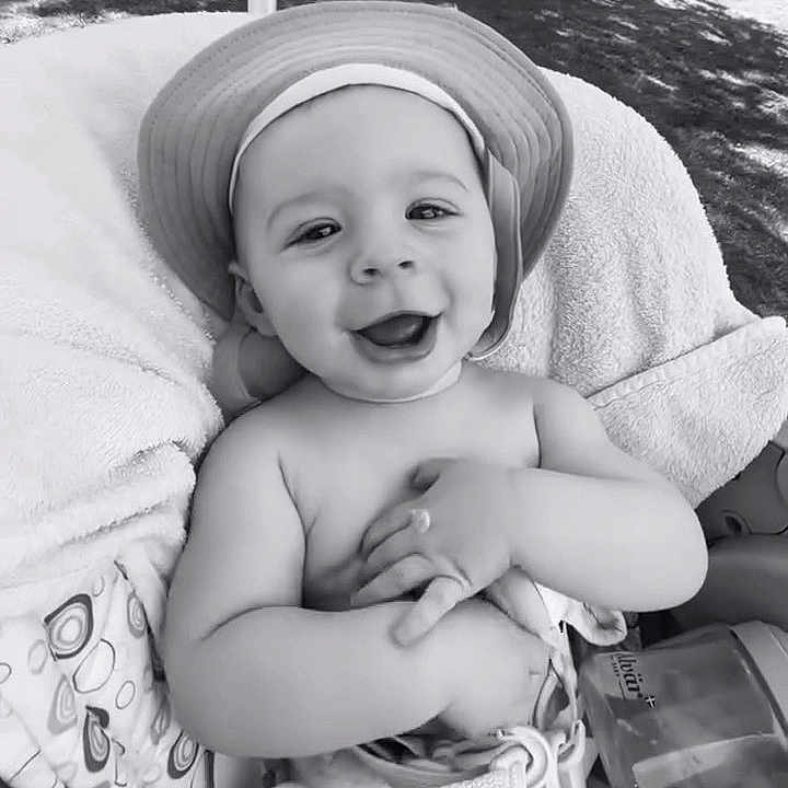 Lynao a rejoint le concours — aidez-le/la à gagner de superbes lots ! baby, bottle, brick_wall, child, cushion, diaper, face, grass, hand, happy, hat, outdoor, plastic_chair, playful, portrait, seat, smiling, sunlight, toy, yard