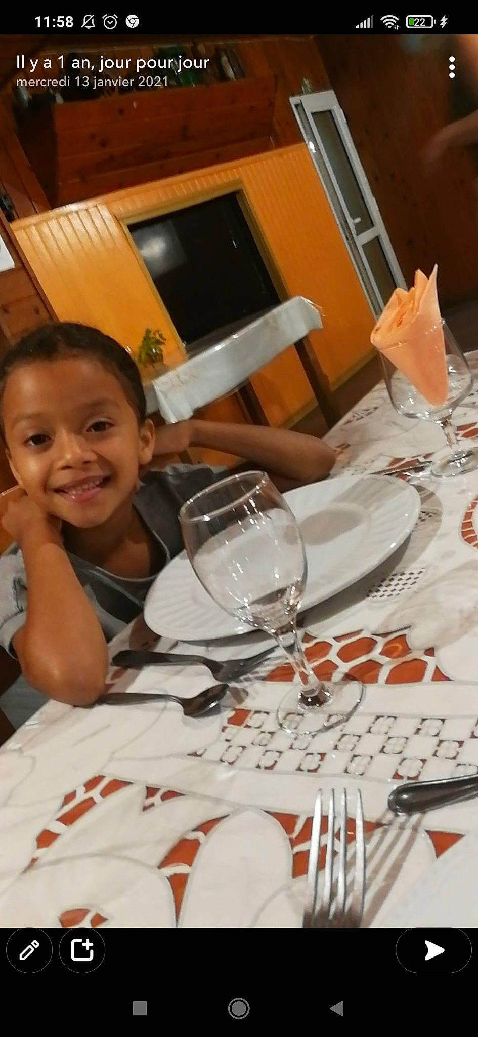 Jade participe au concours pour gagner de l'argent avec cette photo : champagne_stemware, cup, cutlery, dishware, drinkware, event, fork, joy, kitchen_utensil, linens, napkin, person, plate, porcelain, serveware, smile, spoon, stemware, table, tablecloth