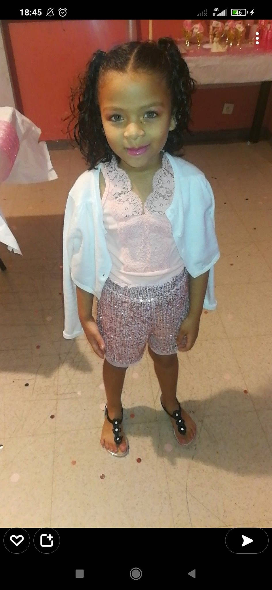 Shanna a rejoint le concours — aidez-le/la à gagner de superbes lots ! baby_toddler_clothing, child, event, fashion_accessory, fashion_design, fun, hairstyle, happy, human_leg, joy, leg, lip, pattern, person, sandal, skin, sleeve, smile, t_shirt, thigh