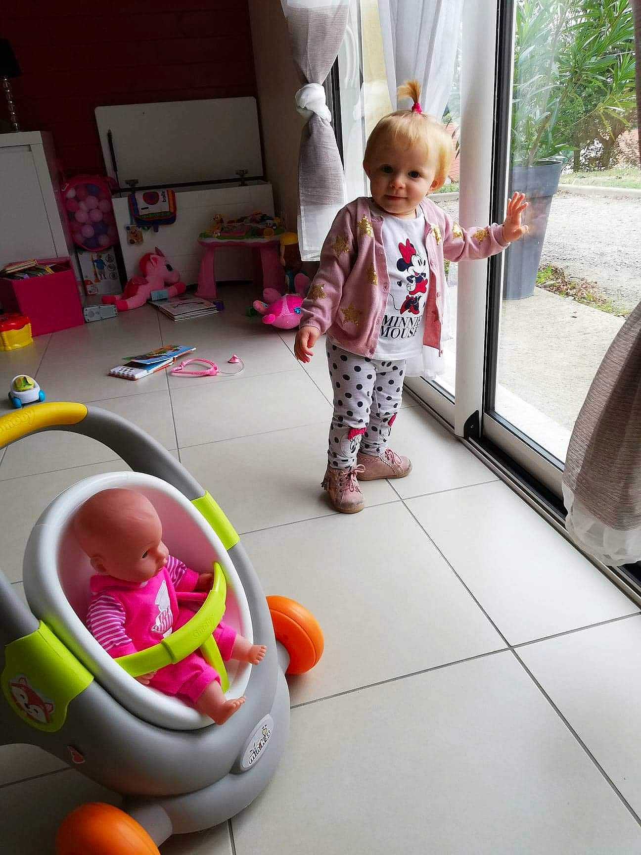 Melina participe au concours pour gagner de l'argent avec cette photo : baby, baby_products, baby_toys, child, person, pink, play, product, skin, toddler