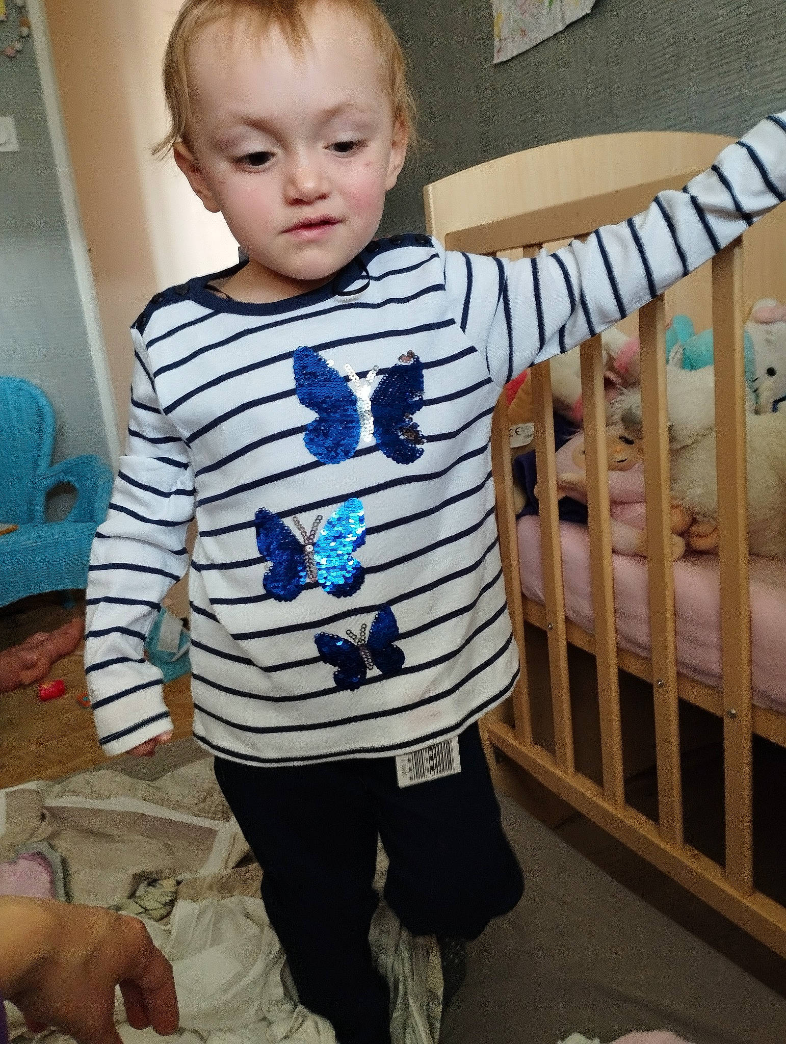 Mai Ly a rejoint le concours — aidez-le/la à gagner de superbes lots ! baby_safety, baby_toddler_clothing, child, cradle, electric_blue, eye, face, flooring, hair, happy, infant_bed, joint, neck, nursery, pattern, person, shoulder, sleeve, t_shirt, toddler