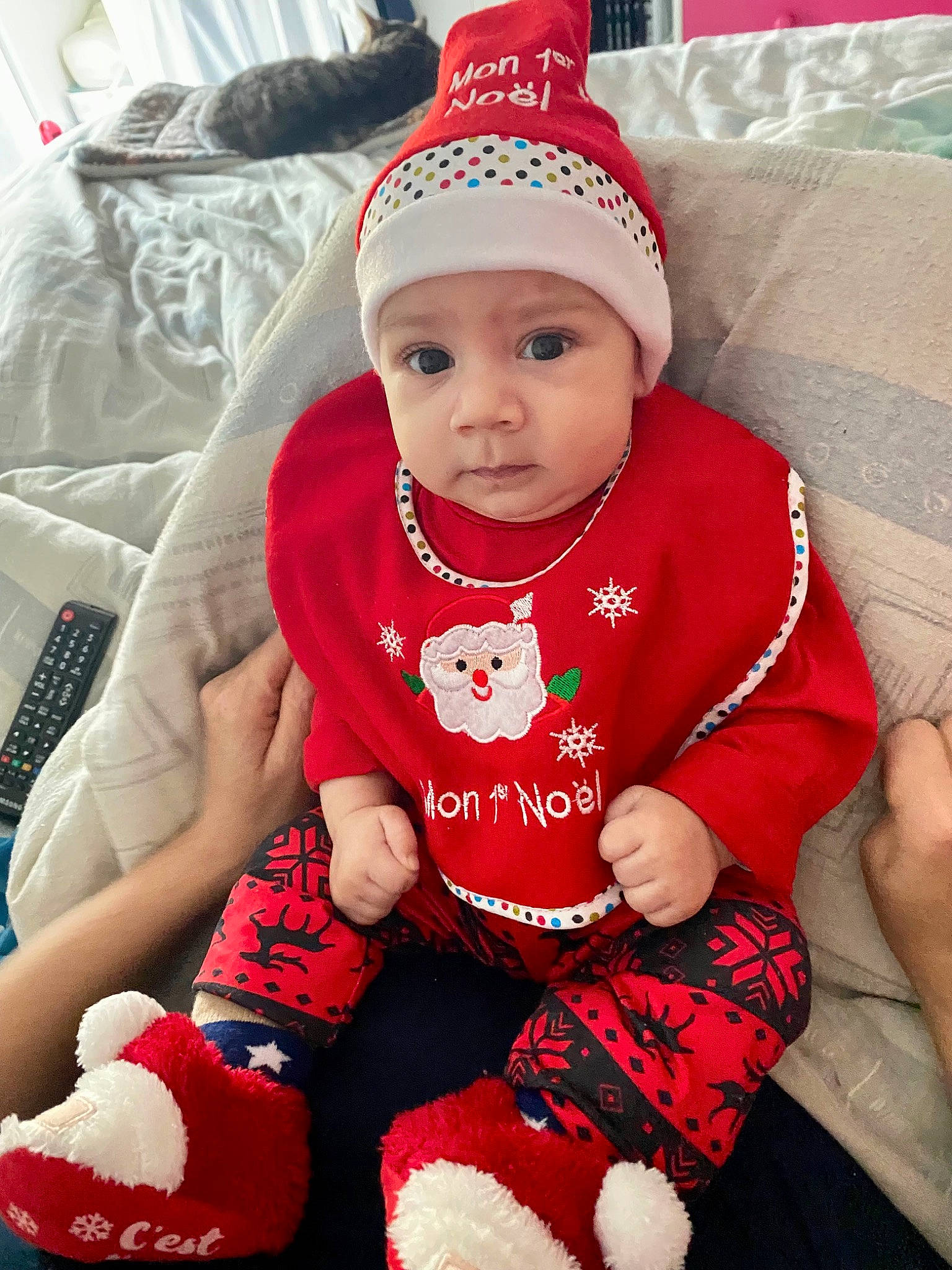 Naïm a rejoint le concours — aidez-le/la à gagner de superbes lots ! baby, baby_toddler_clothing, cap, carmine, child, costume_hat, fashion_accessory, fictional_character, hat, headwear, holiday, human_body, pattern, person, pink, red, sleeve, sock, t_shirt, thigh