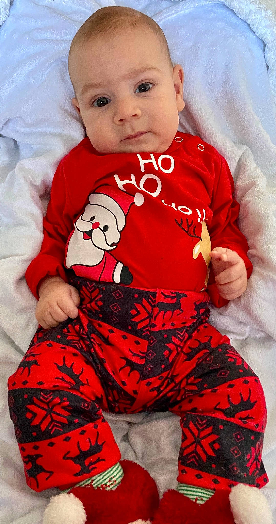 Naïm a rejoint le concours — aidez-le/la à gagner de superbes lots ! baby, baby_sleeping, baby_toddler_clothing, child, comfort, fictional_character, hand, happy, leg, linens, pattern, person, pillow, pink, product, red, sleeve, t_shirt, textile, toddler