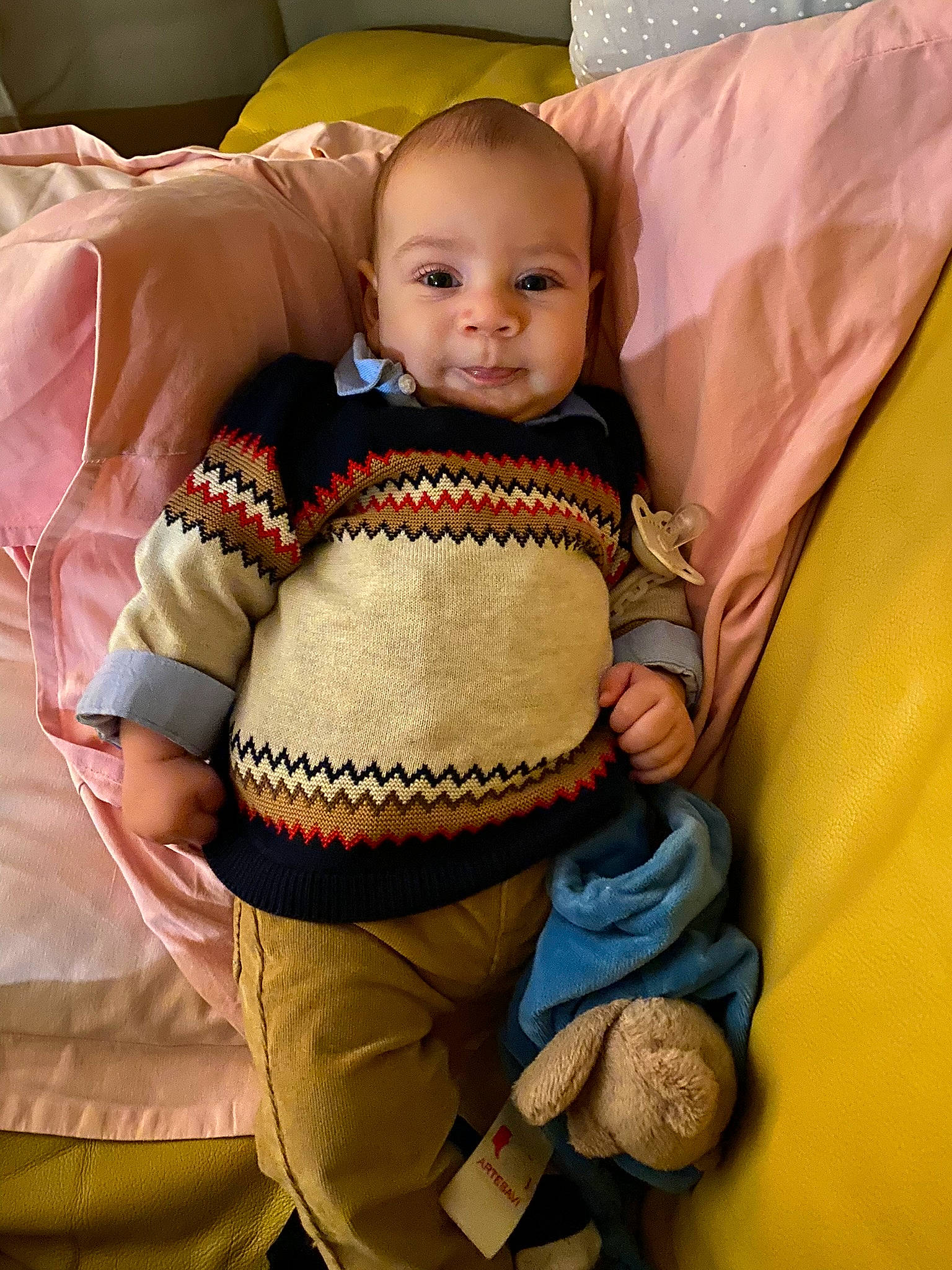 Naïm participe au concours pour gagner de l'argent avec cette photo : abdomen, baby, baby_products, baby_sleeping, baby_toddler_clothing, cheek, child, comfort, fashion_accessory, finger, happy, linens, neck, person, skin, sleeve, thumb, toddler, trunk, wool