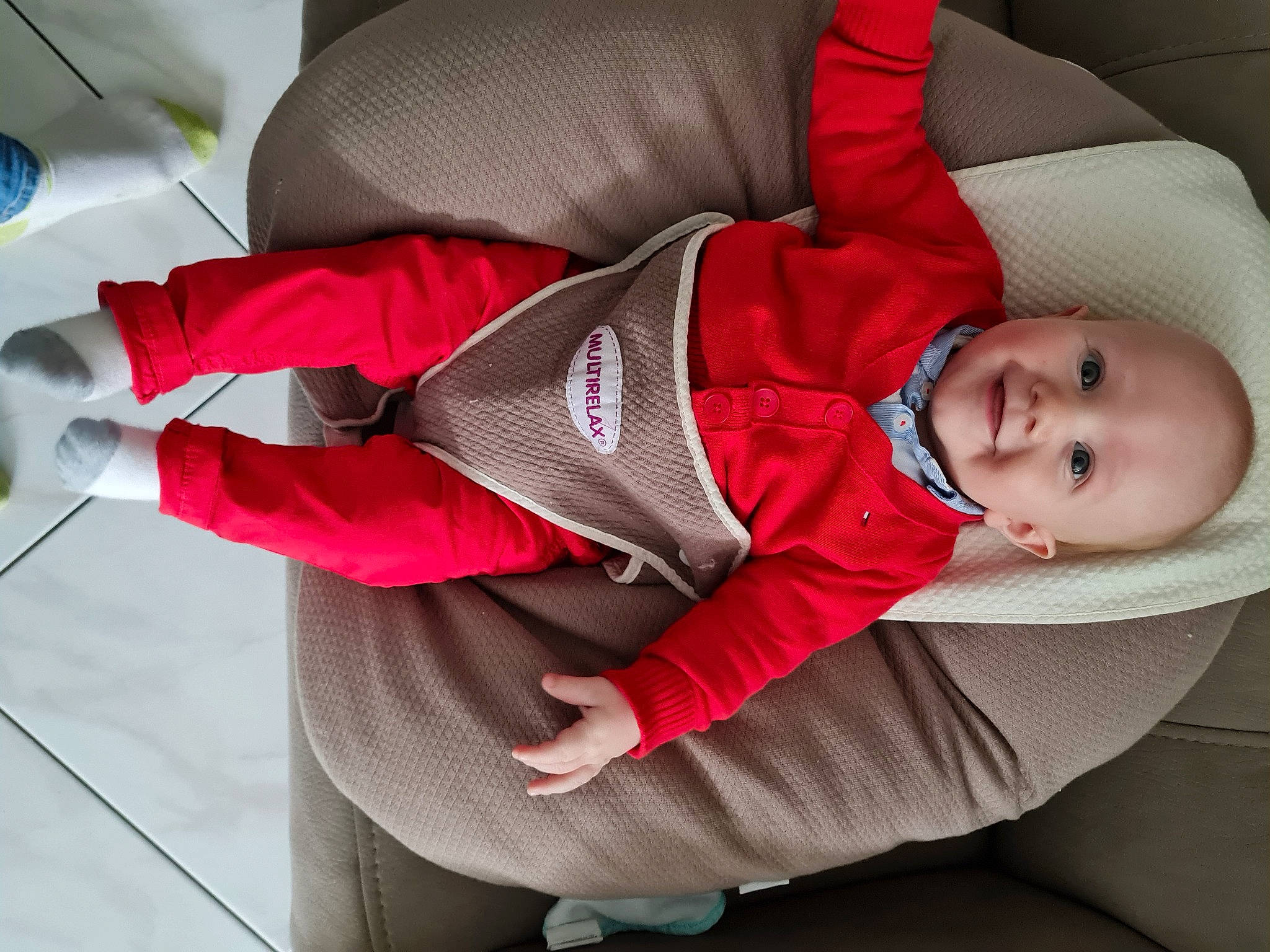 Nino a rejoint le concours — aidez-le/la à gagner de superbes lots ! baby, baby_products, baby_toddler_clothing, carmine, child, comfort, elbow, face, human_leg, joy, knee, lap, leg, nap, person, red, sitting, sleeve, smile, sock