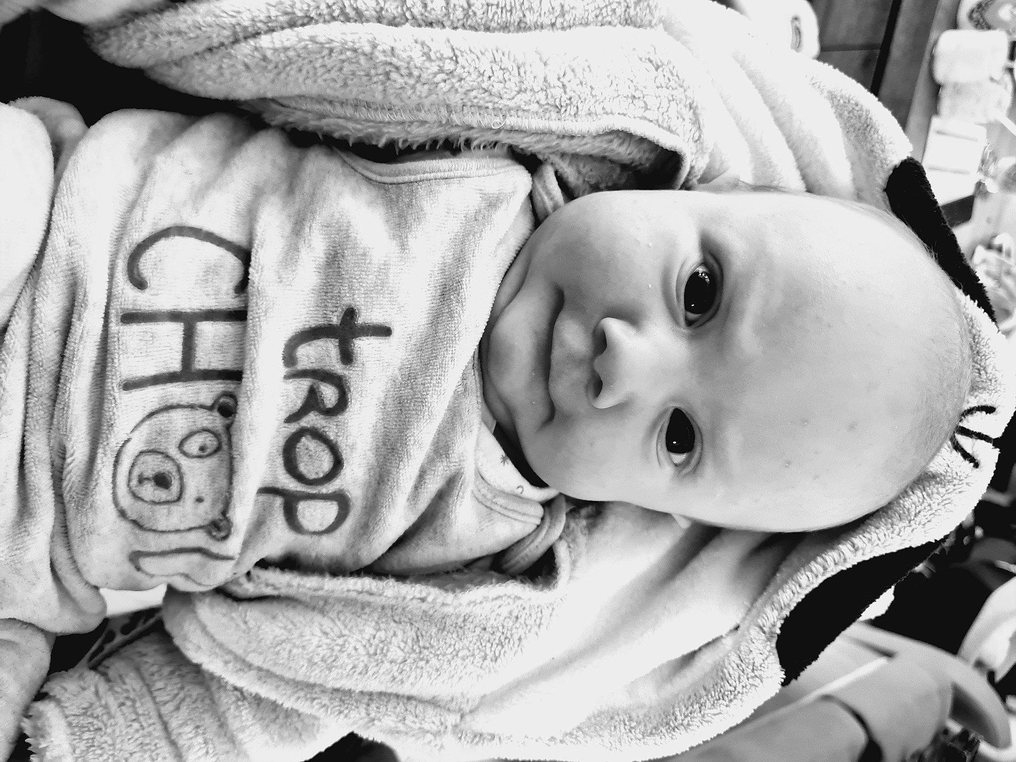 Nino a rejoint le concours — aidez-le/la à gagner de superbes lots ! baby, cheek, comfort, eye, face, facial_expression, head, human, lip, mammal, mouth, nose, organ, outerwear, person, product, skin, sleeve, textile, vertebrate