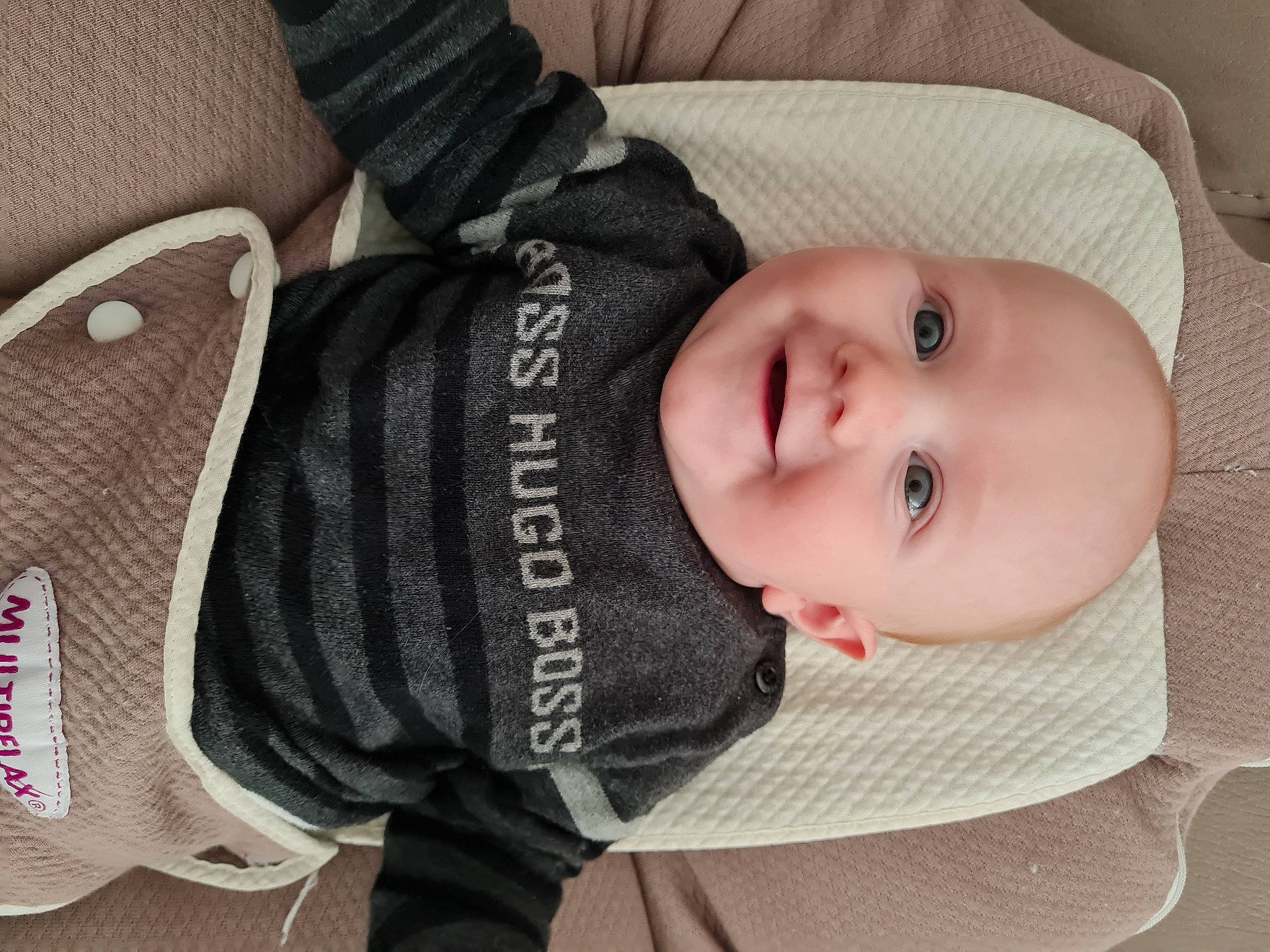 Nino a rejoint le concours — aidez-le/la à gagner de superbes lots ! baby, baby_products, baby_toddler_clothing, cheek, child, comfort, eye, eyelash, face, head, headgear, joy, lip, nose, outerwear, person, product, skin, sleeve, smile