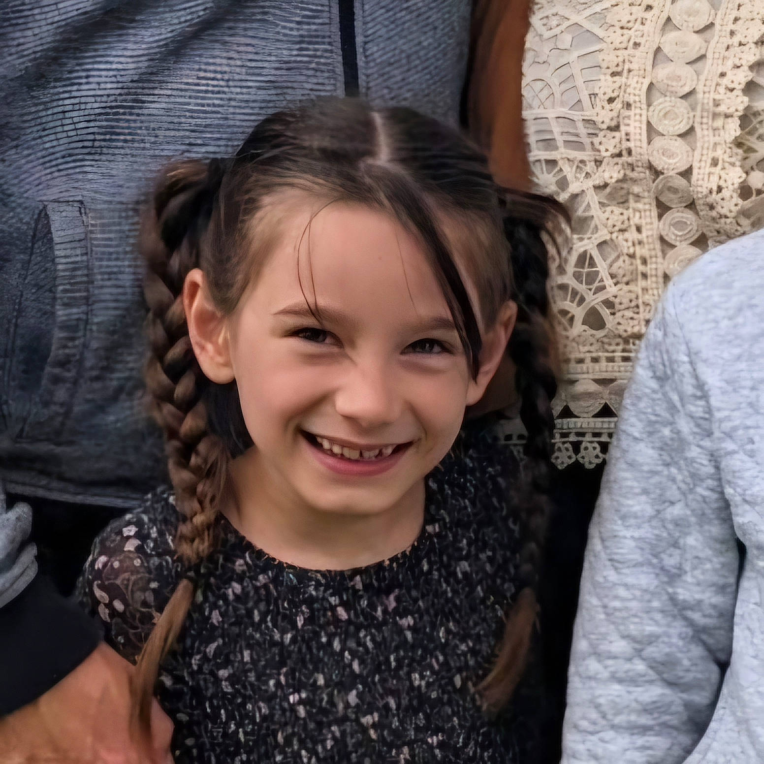 Eva participe au concours pour gagner de l'argent avec cette photo : arm, cool, eyelash, facial_expression, fashion, finger, fun, gesture, hand, happy, head, human_body, joint, joy, mouth, neck, organ, person, skin, sleeve