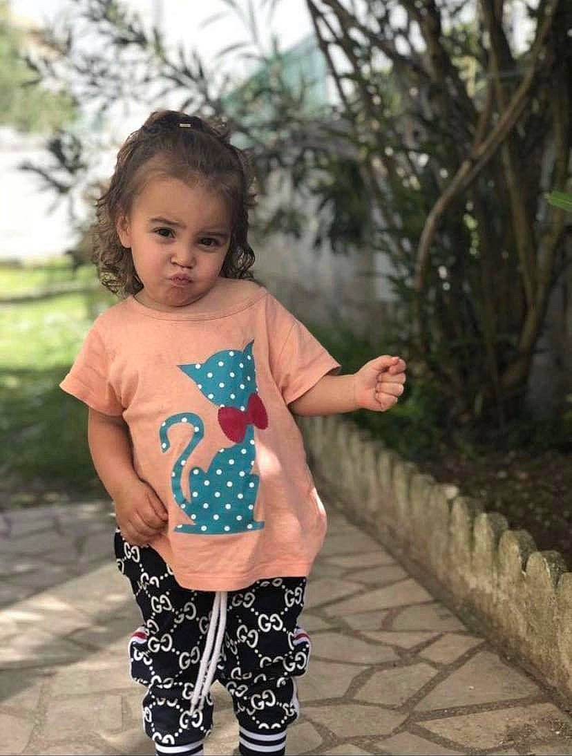 Celia participe au concours pour gagner de l'argent avec cette photo : arm, baby, baby_toddler_clothing, child, electric_blue, grass, hair, happy, human_leg, leisure, pattern, people_in_nature, person, plant, skin, sleeve, thigh, toddler, tree, trunk