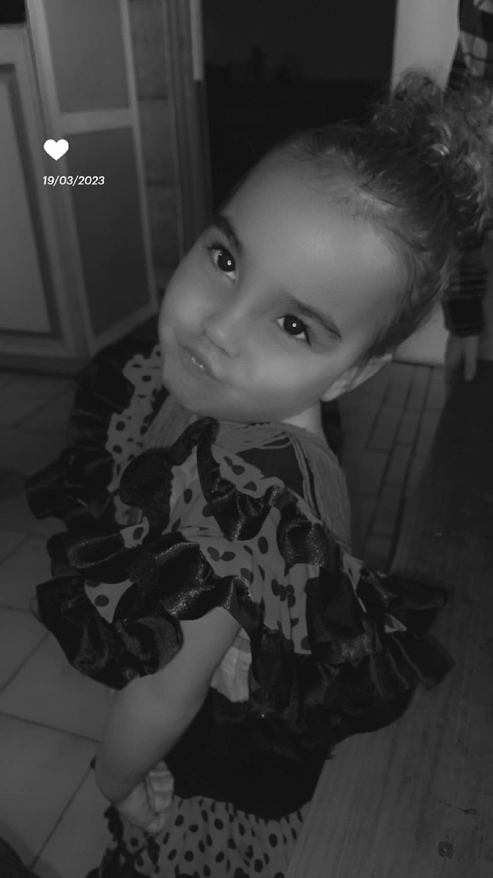 Celia participe au concours pour gagner de l'argent avec cette photo : black_and_white, cheek, child, darkness, flash_photography, flooring, fun, happy, iris, lip, monochrome, monochrome_photography, nose, person, room, sitting, sleeve, smile, standing, style