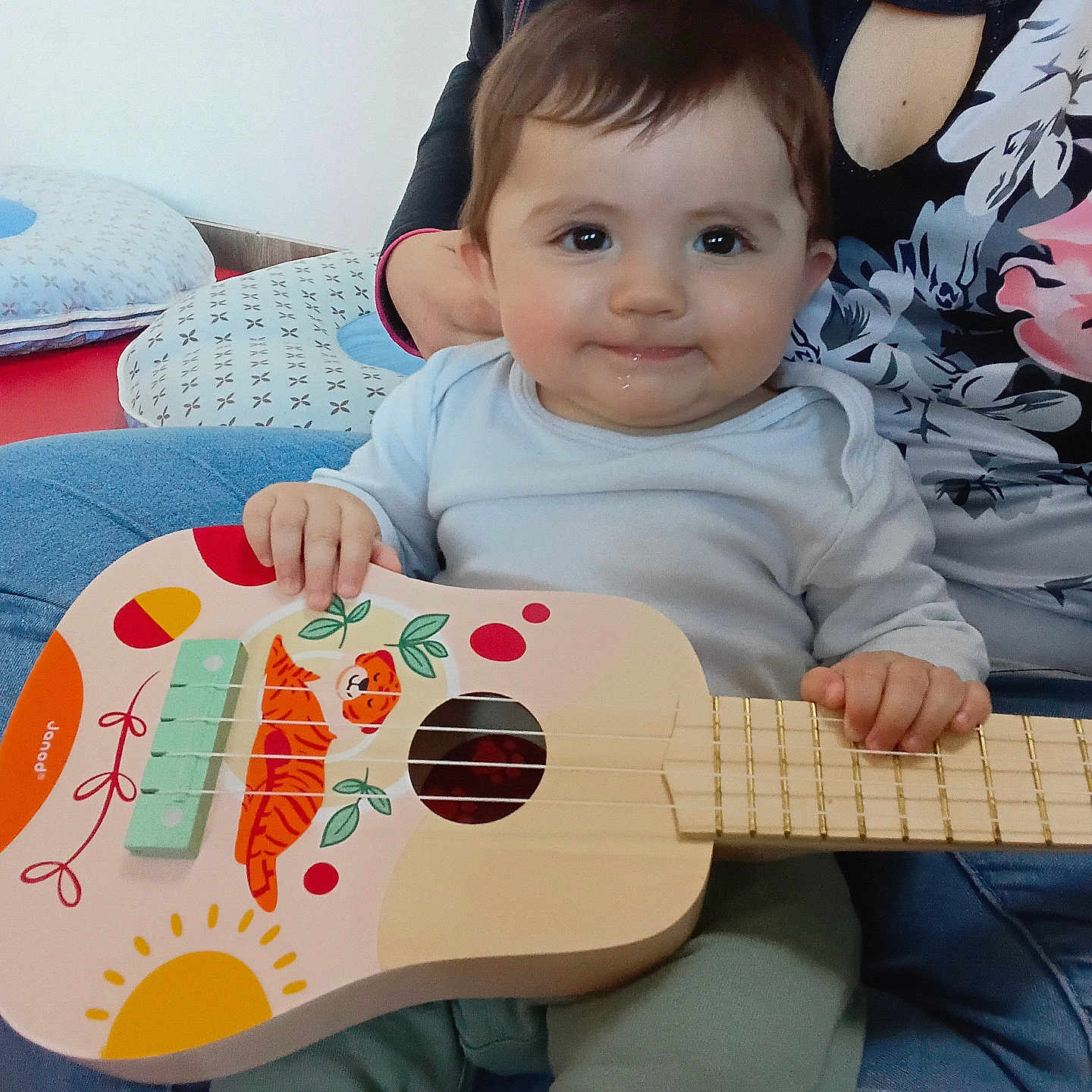 Lucas participe au concours pour gagner de l'argent avec cette photo : applique, baby, bodypart, couch, face, finger, furniture, guitar, guitarist, hand, head, leisureactivities, music, musicalinstrument, musician, performer, person, photography, portrait, sitting