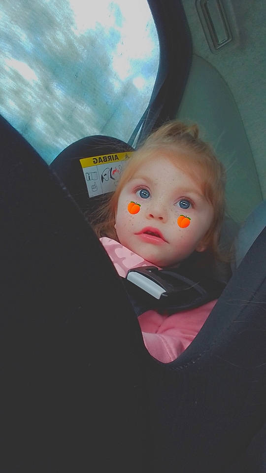 Hynaïti participe au concours pour gagner de l'argent avec cette photo : blond, brown_hair, cheek, child, darkness, doll, eye, eyelash, fashion_accessory, flash_photography, formal_wear, fun, hairstyle, headgear, iris, lip, person, sitting, tie, toy