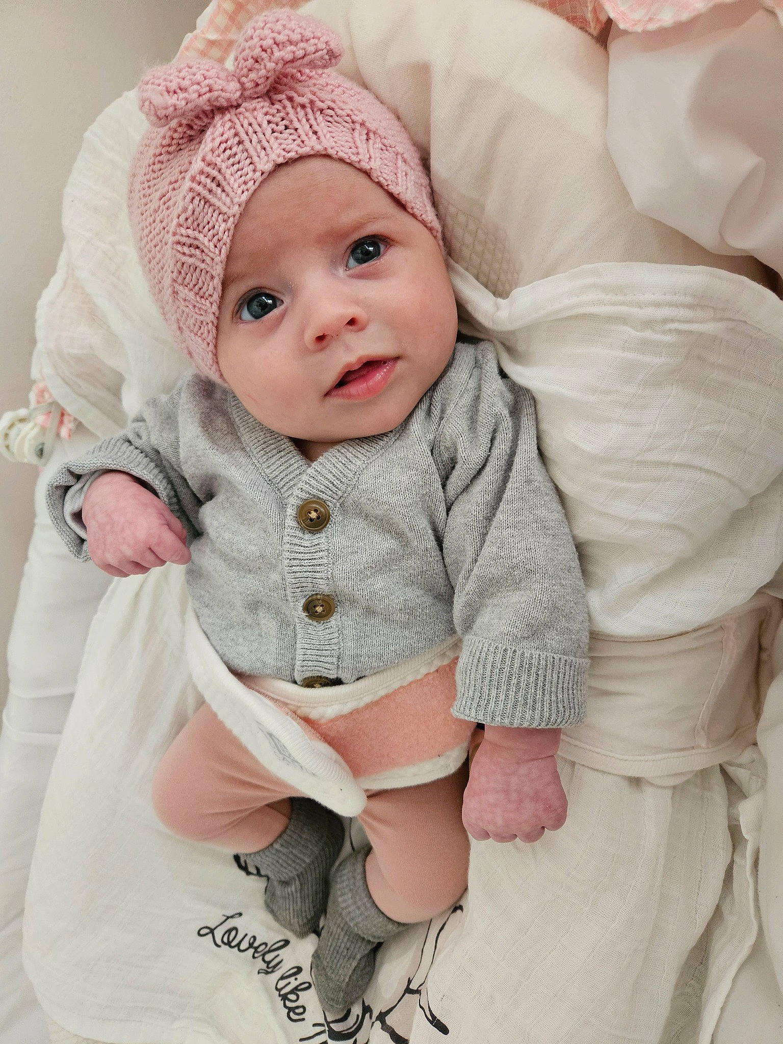 Louna a rejoint le concours — aidez-le/la à gagner de superbes lots ! baby, baby_toddler_clothing, cap, cheek, child, clothing, collar, comfort, eye, face, headwear, knit_cap, linens, lip, pattern, person, pink, skin, sleeve, textile
