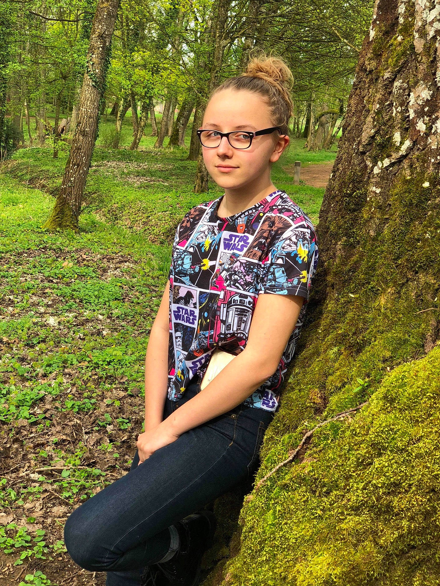 Louanne a rejoint le concours — aidez-le/la à gagner de superbes lots ! beauty, facial_expression, fun, girl, glasses, grass, nature, pattern, person, photography, plant, recreation, sitting, smile, tree, vacation, vision_care, woody_plant