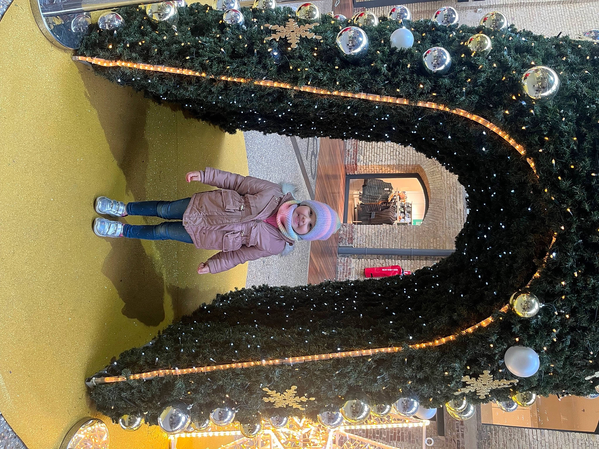 Joy participe au concours pour gagner de l'argent avec cette photo : christmas, christmas_decoration, christmas_eve, christmas_tree, circle, conifer, decoration, event, fir, headwear, holiday, interior_design, joy, ornament, person, plant, rectangle, tree