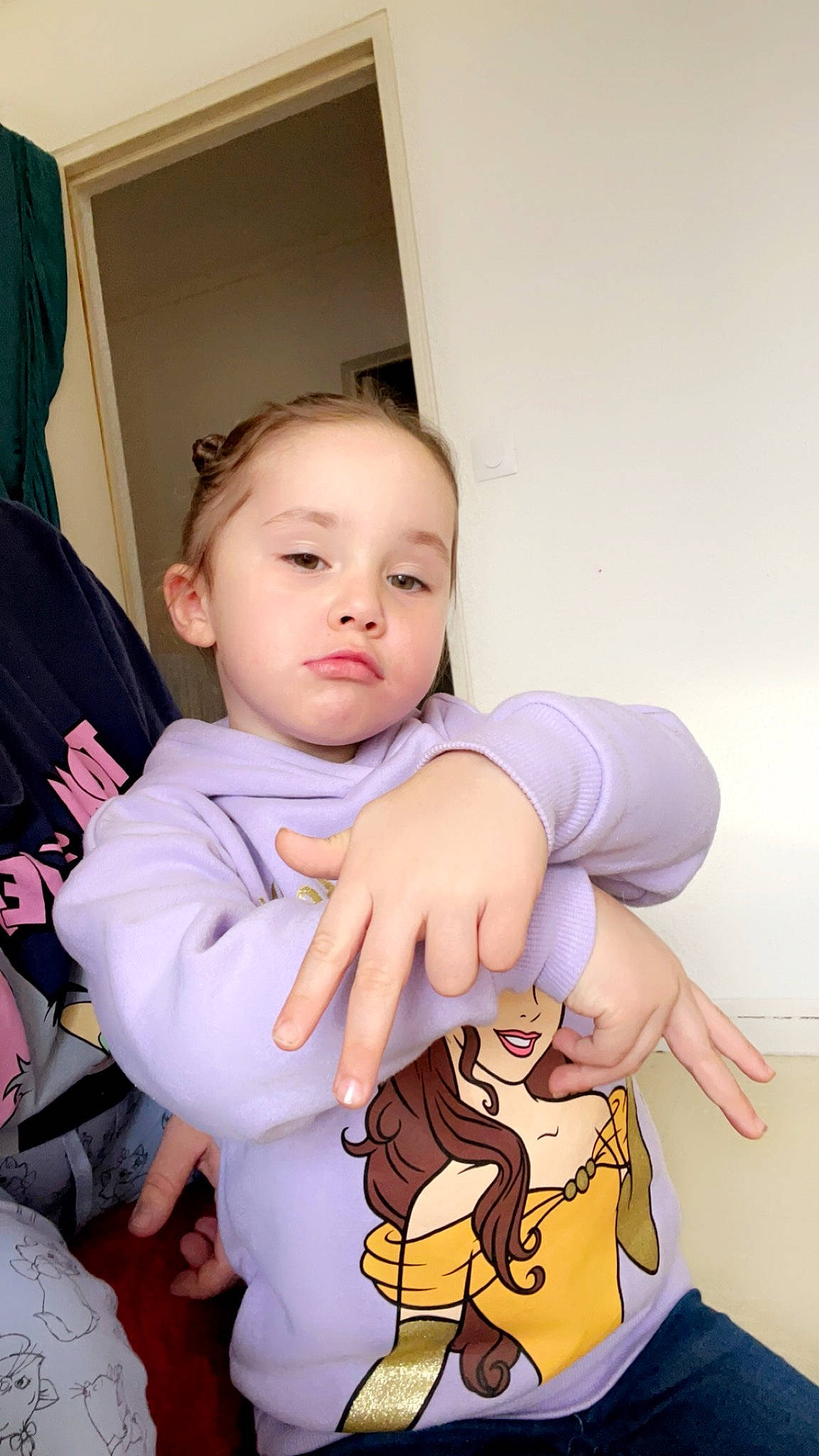 Joy a rejoint le concours — aidez-le/la à gagner de superbes lots ! animated_cartoon, baby, baby_products, baby_toddler_clothing, chair, child, costume, finger, flooring, fun, gesture, happy, joint, nail, person, sitting, sleeve, stuffed_toy, thumb, toddler