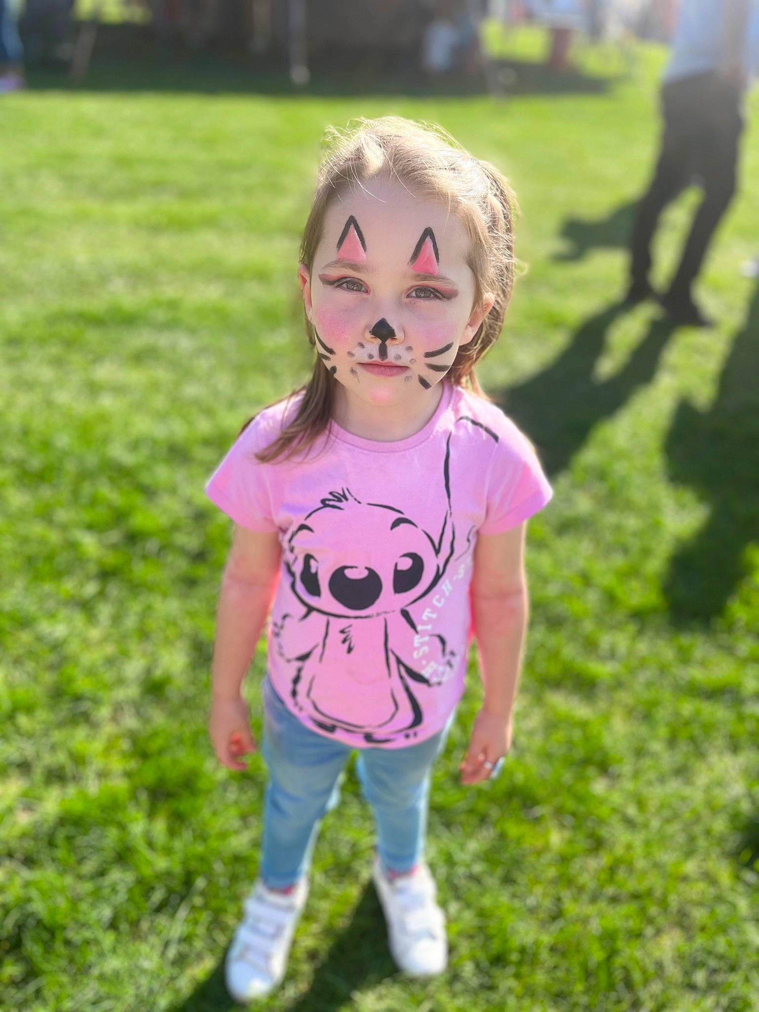 Joy a rejoint le concours — aidez-le/la à gagner de superbes lots ! baby_toddler_clothing, blond, child, eyewear, fun, gesture, grass, grassland, happy, leisure, magenta, meadow, people_in_nature, person, pink, plant, recreation, sleeve, t_shirt, toddler