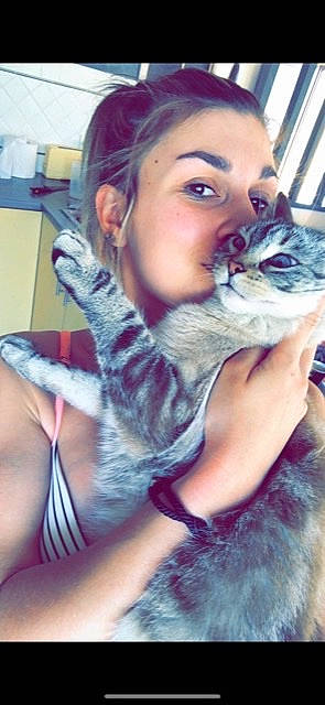 Lili participe au concours pour gagner de l'argent avec cette photo : carnivore, cat, domestic_short_haired_cat, ear, electric_blue, eyebrow, eyelash, felidae, finger, fur, gesture, happy, human_leg, iris, nail, selfie, sitting, small_to_medium_sized_cats, thigh, whiskers