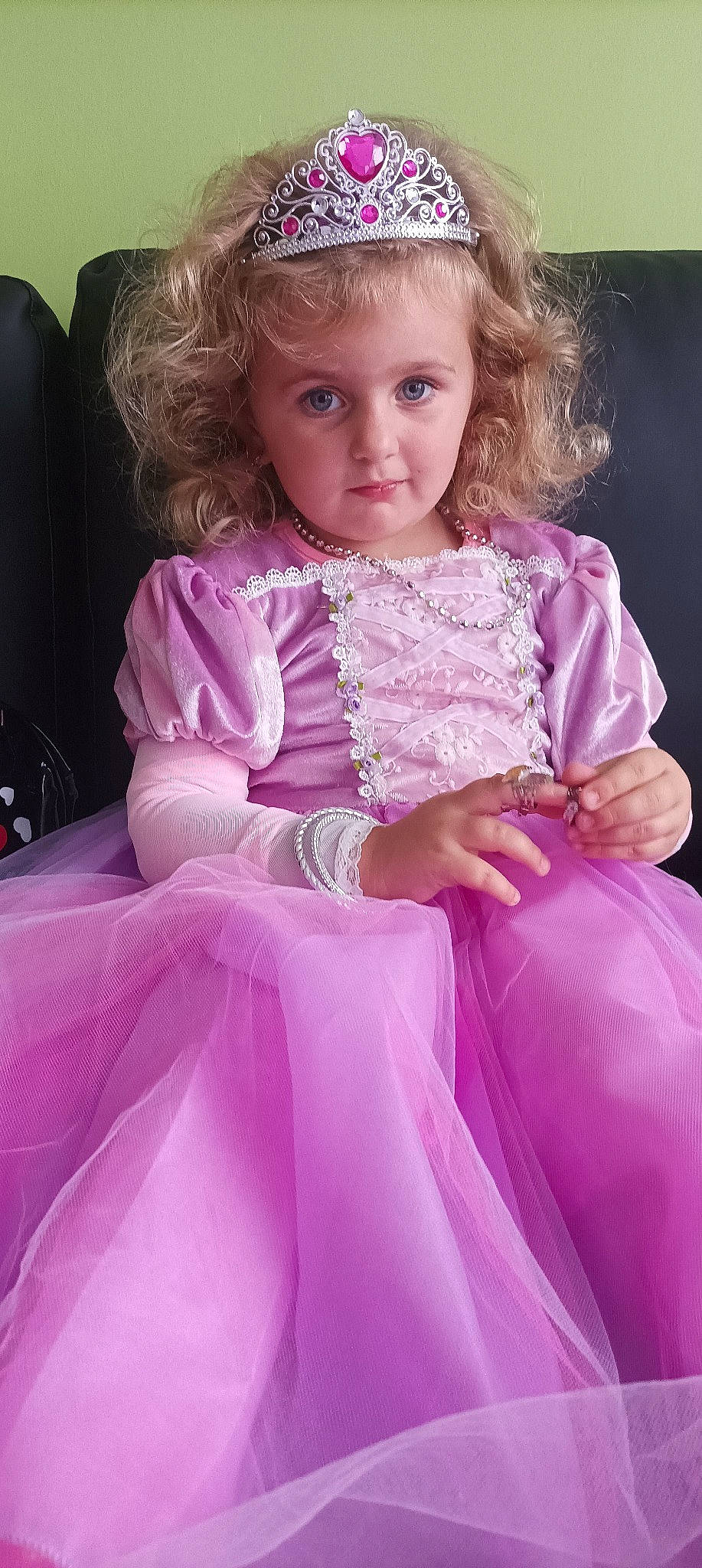 Maëlys participe au concours pour gagner de l'argent avec cette photo : arm, baby_toddler_clothing, dress, embellishment, eye, eyelash, face, hair, hairstyle, iris, lip, magenta, person, pink, purple, skin, sleeve, smile, toddler, violet