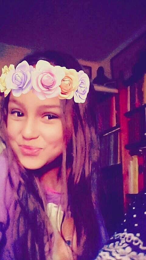 Gwendolyne a rejoint le concours — aidez-le/la à gagner de superbes lots ! beauty, blond, brown_hair, fashion_accessory, flower, fun, girl, hair, hair_accessory, hair_coloring, hairstyle, headgear, headpiece, human_hair_color, long_hair, magenta, person, pink, purple, selfie