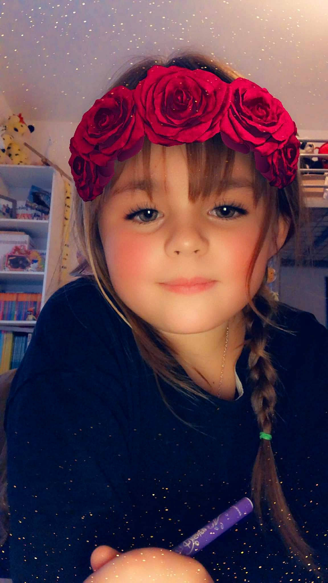 Maïly participe au concours pour gagner de l'argent avec cette photo : cheek, child, child_model, face, fashion_accessory, forehead, hair, hair_accessory, hair_coloring, hairstyle, head, headband, headgear, headpiece, lip, person, pink, plant, smile, toddler