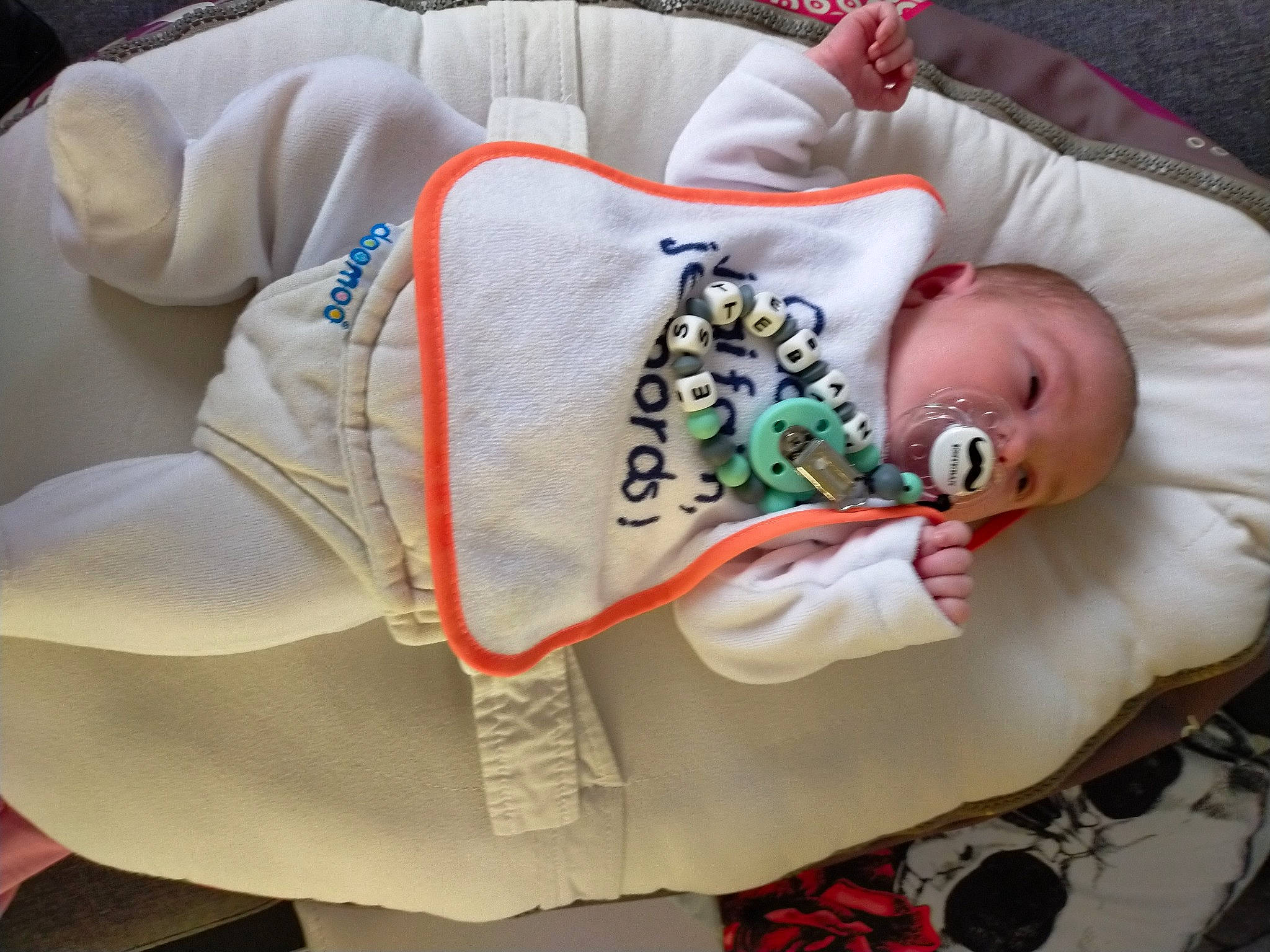 Esteban a rejoint le concours — aidez-le/la à gagner de superbes lots ! arm, baby, baby_products, baby_safety, baby_sleeping, baby_toddler_clothing, bedtime, carmine, child, comfort, human_body, leg, linens, nap, person, personal_protective_equipment, room, sleep, sleeve, textile