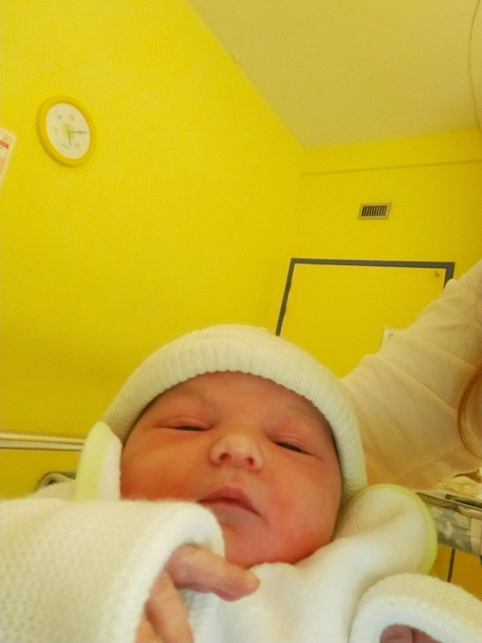 Esteban participe au concours pour gagner de l'argent avec cette photo : baby, baby_products, baby_safety, baby_sleeping, bedtime, ceiling, cheek, child, clock, comfort, eyelash, happy, head, mouth, nap, nose, person, room, skin, thumb