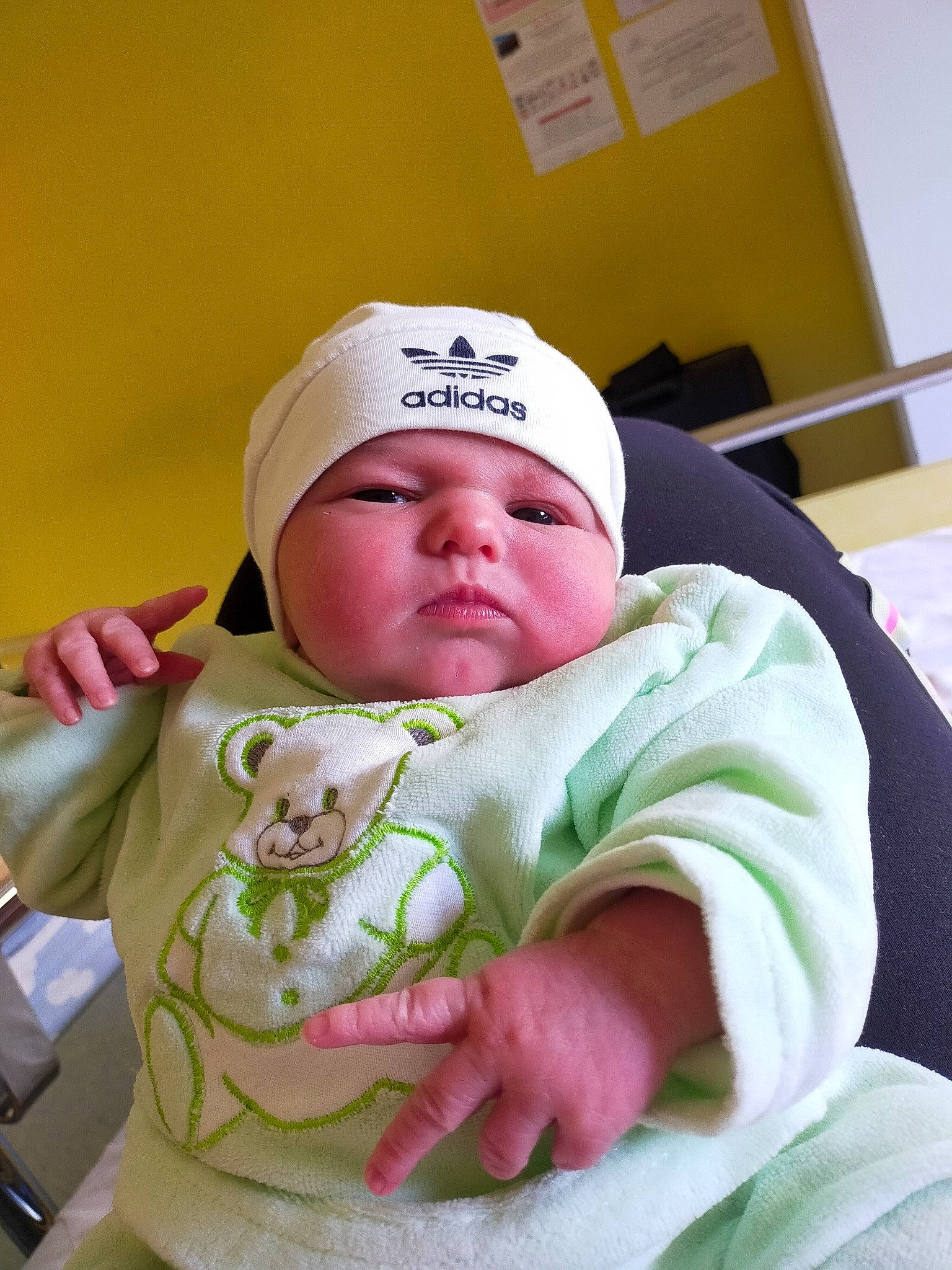 Esteban participe au concours pour gagner de l'argent avec cette photo : baby, baby_products, baby_safety, baby_sleeping, baby_toddler_clothing, cap, cheek, child, comfort, facial_expression, fun, headgear, headwear, linens, mouth, person, room, sitting, skin, sleeve