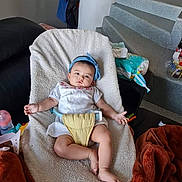 Angélika a rejoint le concours — aidez-le/la à gagner de superbes lots ! baby, infant, headband, blanket, chair, diapers, bottle, stairs, clothing, person, indoor, relaxing, baby_boy, soft_texture, home, furniture, comfort, casual, seated, cute