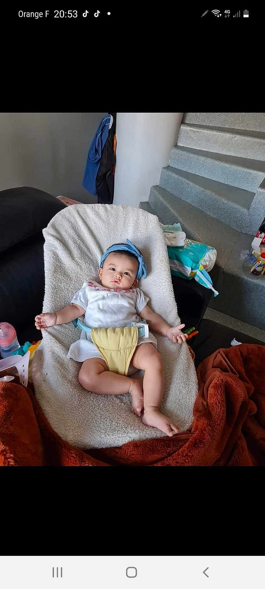 Angélika a rejoint le concours — aidez-le/la à gagner de superbes lots ! baby, infant, headband, blanket, chair, diapers, bottle, stairs, clothing, person, indoor, relaxing, baby_boy, soft_texture, home, furniture, comfort, casual, seated, cute