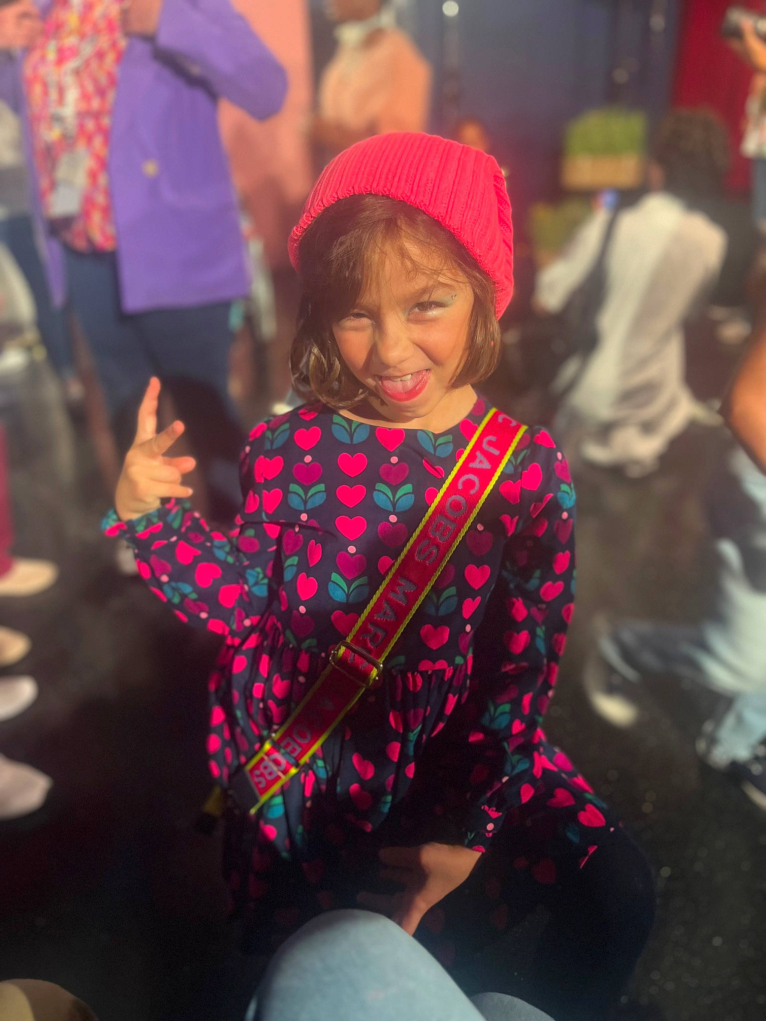 Salomé a rejoint le concours — aidez-le/la à gagner de superbes lots ! adaptation, child, crowd, event, fashion_accessory, fun, hairstyle, happy, joy, leisure, magenta, pattern, person, pink, public_space, recreation, sitting, skin, smile, toddler