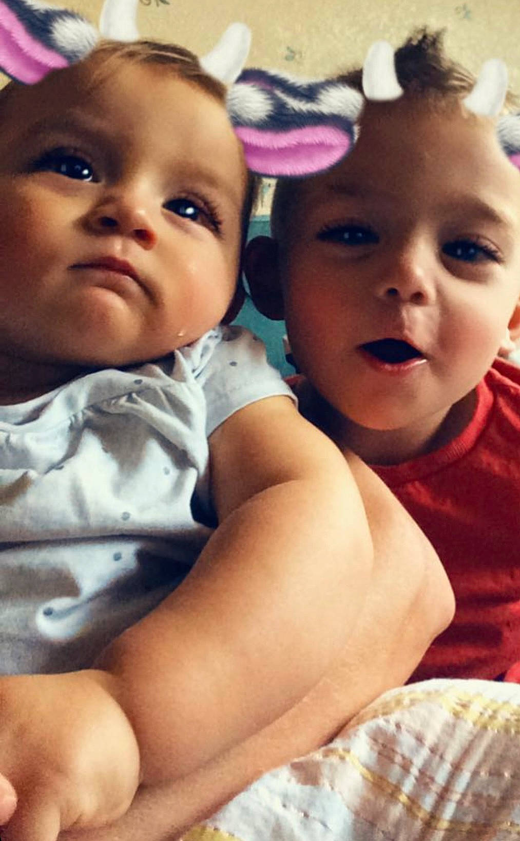 Salomé participe au concours pour gagner de l'argent avec cette photo : abdomen, baby, baby_toddler_clothing, cheek, child, chin, comfort, eyebrow, eyelash, fashion_accessory, fun, happy, headgear, iris, lip, nose, person, pink, sitting, skin