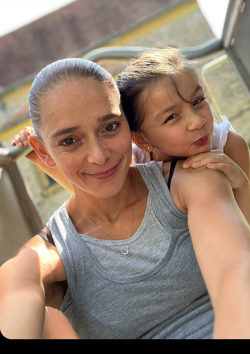 Salomé a rejoint le concours — aidez-le/la à gagner de superbes lots ! blond, chest, child, event, flash_photography, fun, gesture, happy, iris, jewellery, joint, joy, leisure, person, recreation, shoulder, sitting, smile, t_shirt, toddler