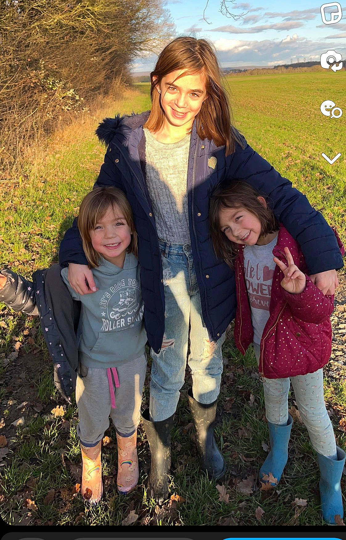 Lea participe au concours pour gagner de l'argent avec cette photo : child, eye, face, facial_expression, flash_photography, footwear, friendship, fun, gesture, grass, happy, head, interaction, joy, natural_landscape, people_in_nature, person, plant, shoe, sky