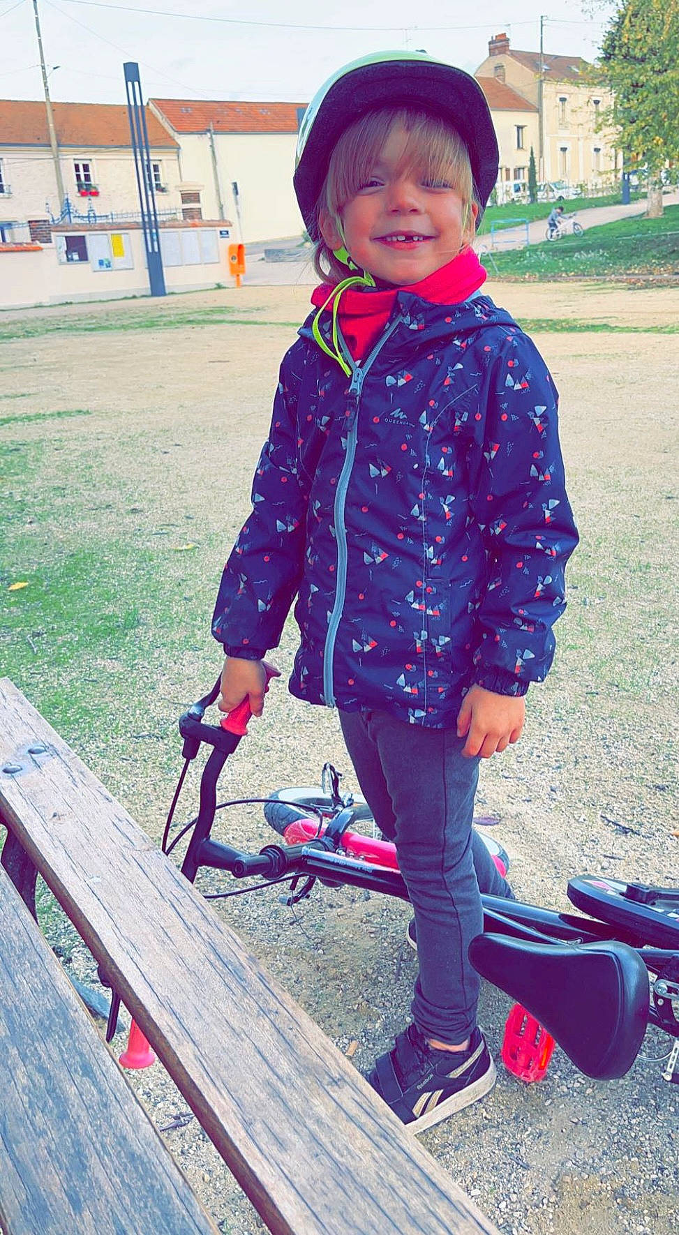 Lea a rejoint le concours — aidez-le/la à gagner de superbes lots ! child, cool, denim, electric_blue, fun, green, happy, helmet, joy, leisure, magenta, pattern, person, personal_protective_equipment, photograph, recreation, red, sleeve, snapshot, standing