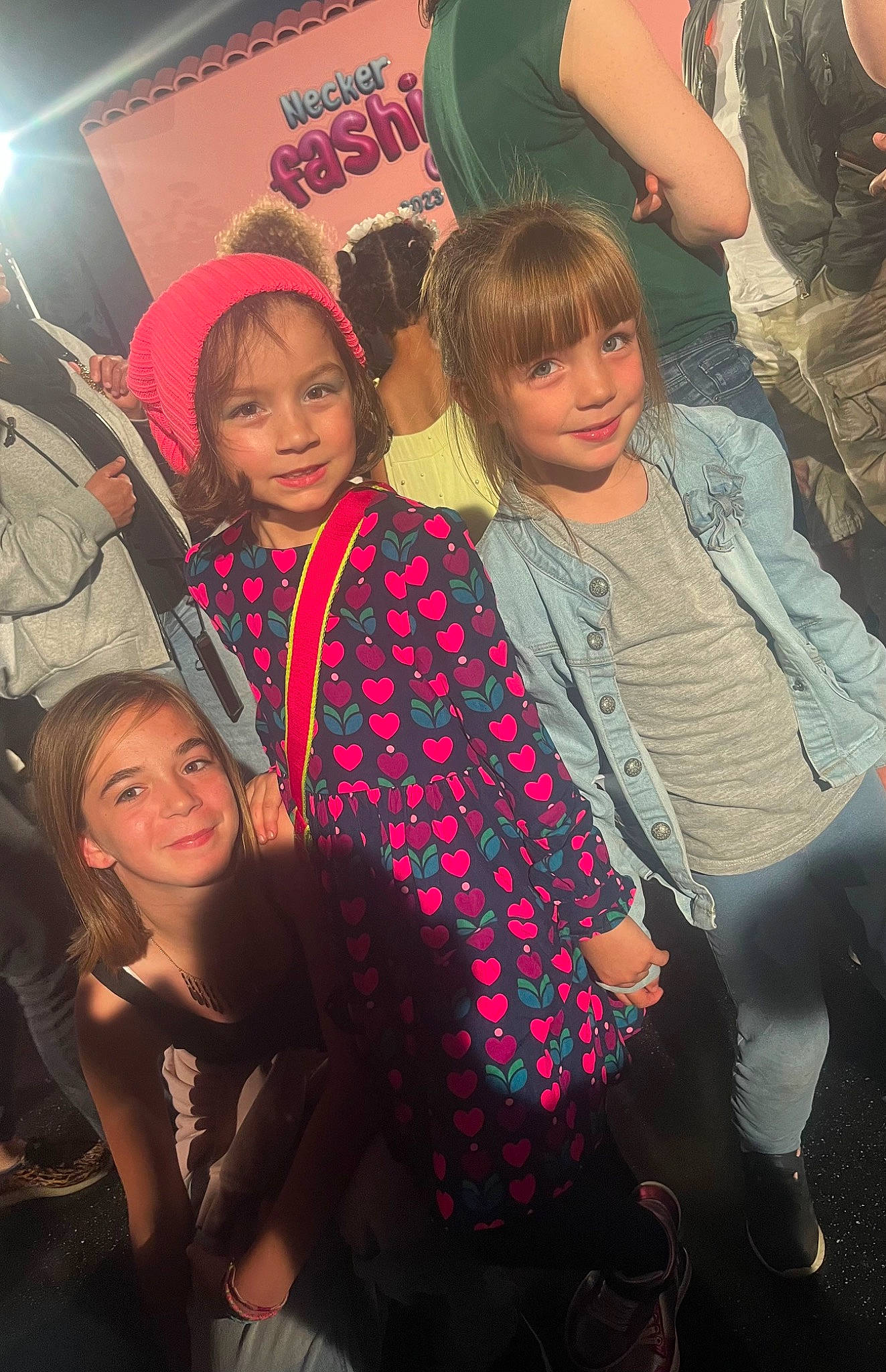 Lea participe au concours pour gagner de l'argent avec cette photo : child, cool, crowd, event, fashion, fashion_design, flash_photography, fun, happy, headwear, jewellery, joy, leisure, magenta, necklace, party, pattern, person, pink, t_shirt