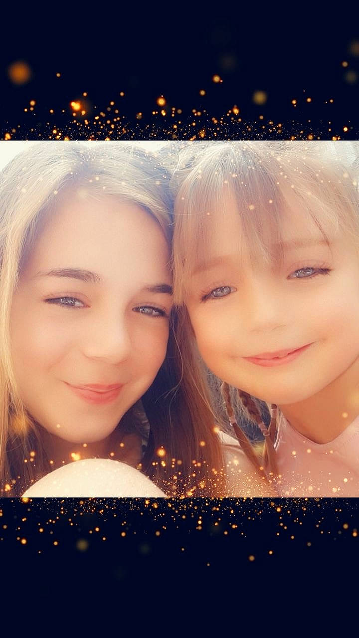 Lea participe au concours pour gagner de l'argent avec cette photo : cheek, cool, eye, eyebrow, eyelash, facial_expression, flash_photography, fun, hair, happy, human, iris, joy, light, lighting, lip, material_property, people, people_in_nature, person