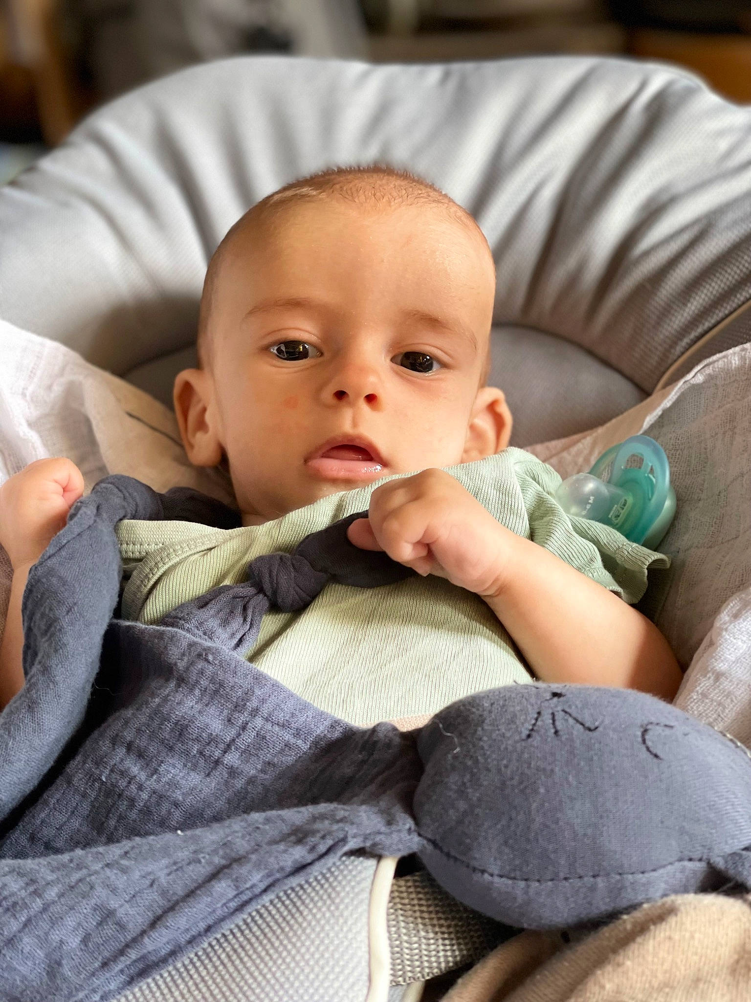 Joseph a rejoint le concours — aidez-le/la à gagner de superbes lots ! baby, baby_in_car_seat, baby_products, baby_toddler_clothing, car_seat, cheek, child, comfort, linens, nail, person, room, sitting, skin, textile, thumb, toddler