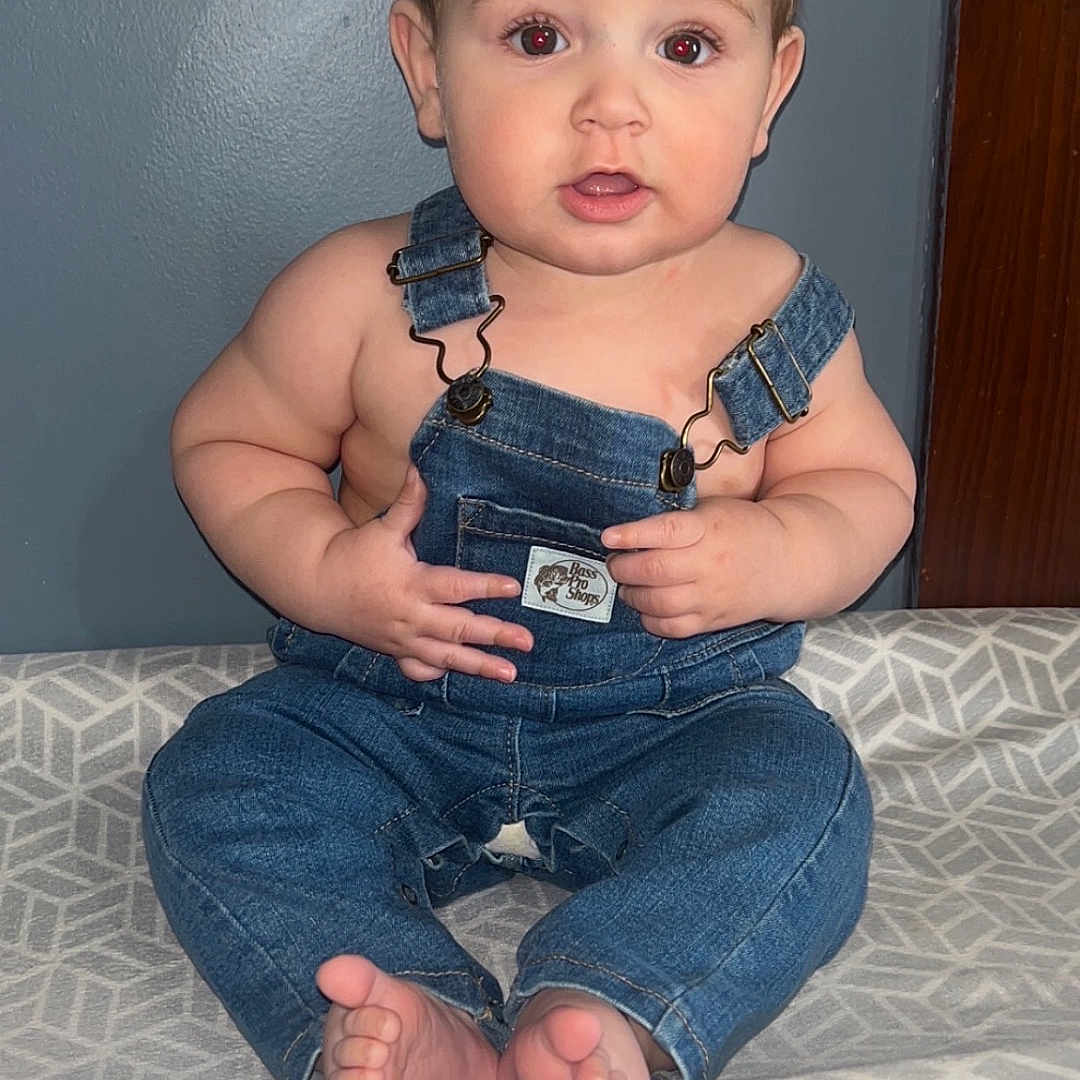 Porter is registered to the contest to win money with this photo: accessories, baby, bodypart, bracelet, clothing, couch, face, finger, furniture, hand, head, jeans, jewelry, necklace, pants, person, photography, portrait, shorts, sitting