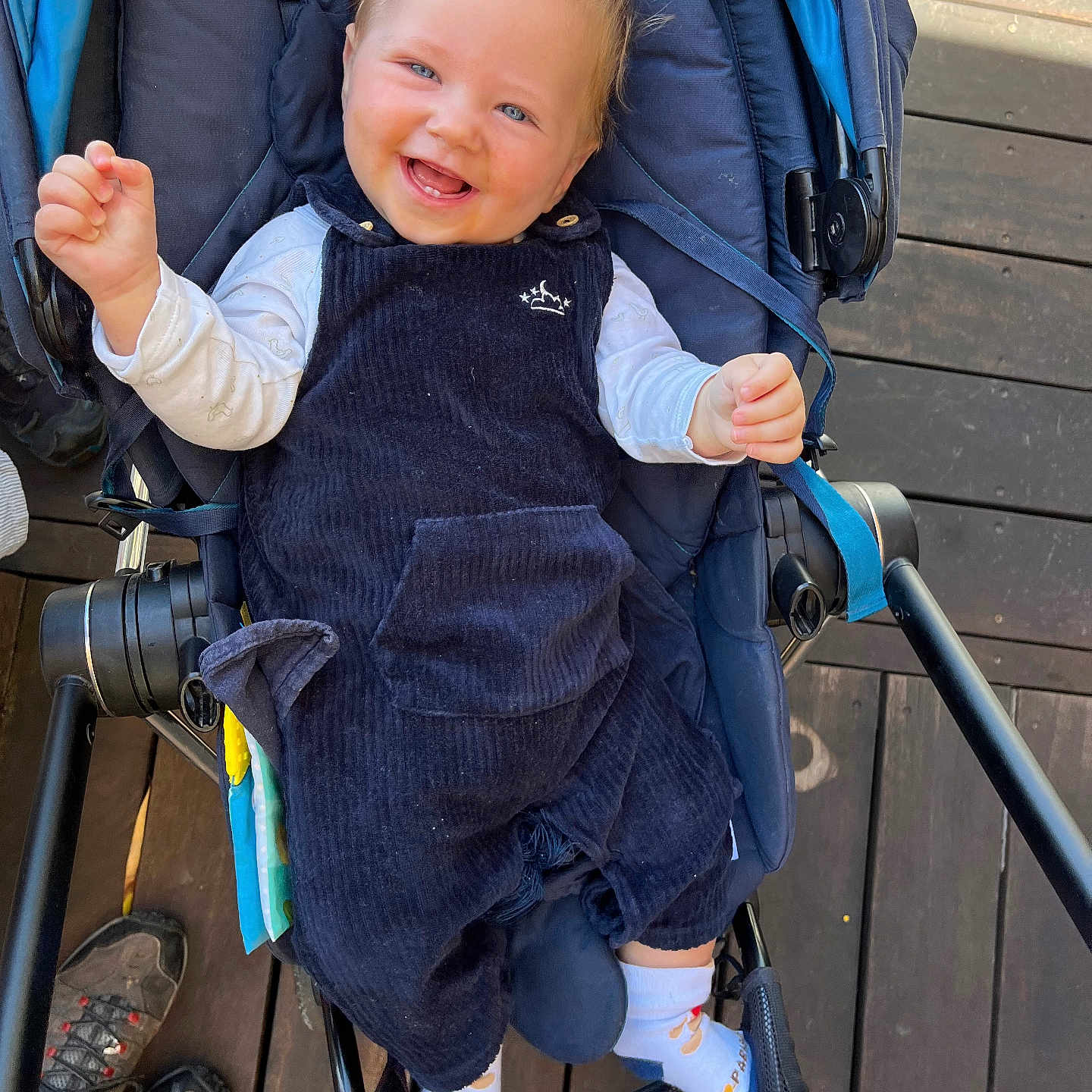 Jules a rejoint le concours — aidez-le/la à gagner de superbes lots ! baby, baby_clothes, blue_clothing, casual, child, cute, footwear, hair, hands, happy, indoor, infant, laughing, person, portrait, seat, smiling, socks, stroller, wooden_floor