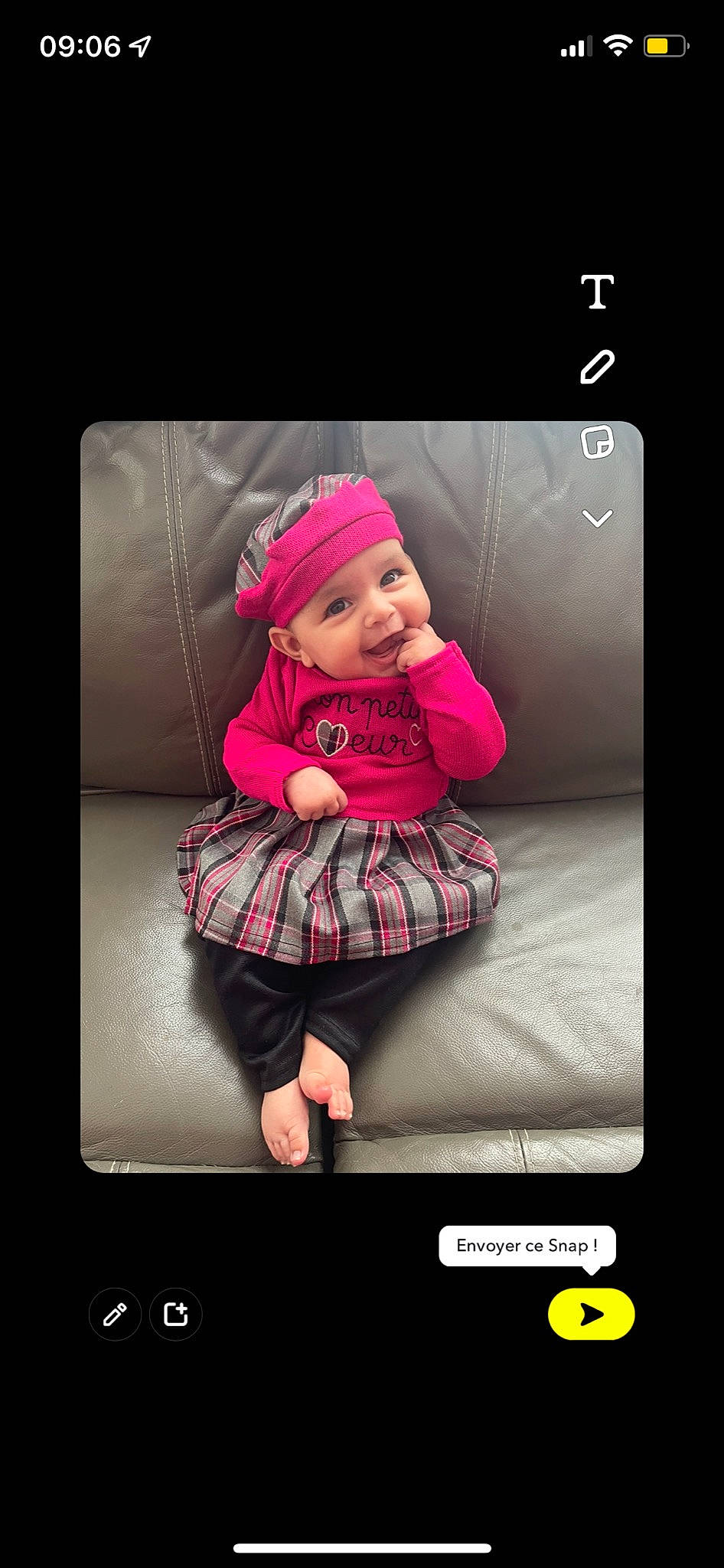 Nelya a rejoint le concours — aidez-le/la à gagner de superbes lots ! baby, baby_toddler_clothing, child, communication_device, display_device, electronic_device, flash_photography, font, gadget, happy, headwear, magenta, multimedia, person, pink, portable_communications_device, purple, sleeve, smile, technology