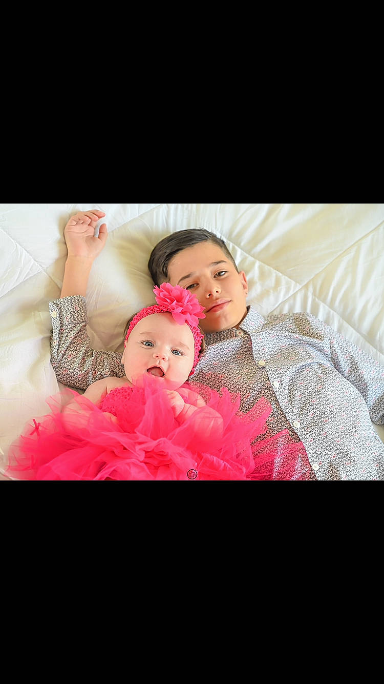 Sonny a rejoint le concours — aidez-le/la à gagner de superbes lots ! baby, baby_toddler_clothing, child, comfort, event, flash_photography, gesture, happy, headwear, linens, love, magenta, pattern, peach, person, portrait_photography, room, selfie, sitting, sleeve