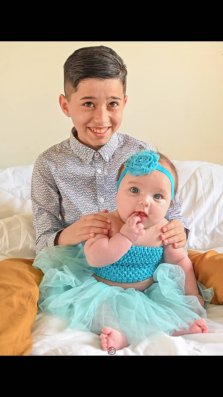 Sonny participe au concours pour gagner de l'argent avec cette photo : aqua, arm, azure, baby, baby_toddler_clothing, cheek, comfort, couch, dress, finger, flash_photography, gesture, hair, happy, headwear, human_body, joy, person, photograph, skin