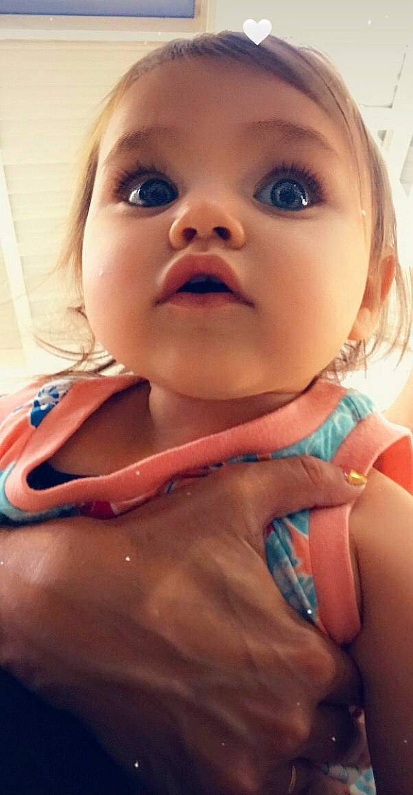 Layna a rejoint le concours — aidez-le/la à gagner de superbes lots ! baby, baby_toddler_clothing, cheek, chin, eyebrow, eyelash, finger, fun, gesture, happy, iris, lip, mouth, nail, neck, nose, person, pink, skin, thumb